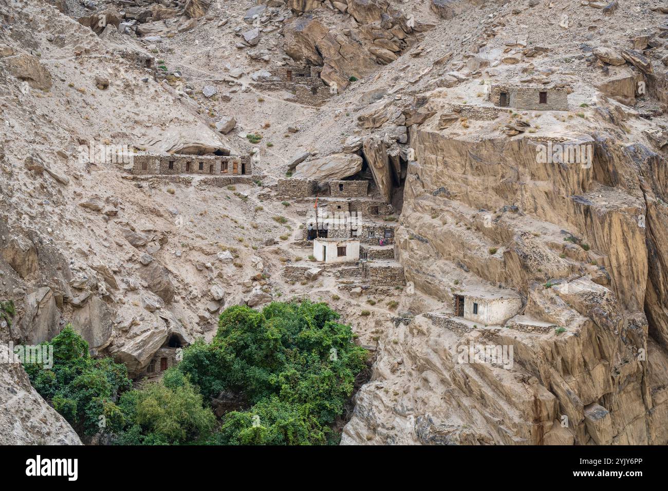 Blick auf die Berglandschaft des traditionellen Edelsteinbergbaudorfes im Indus River Valley, Skardu, Gilgit Baltistan, Pakistan Stockfoto