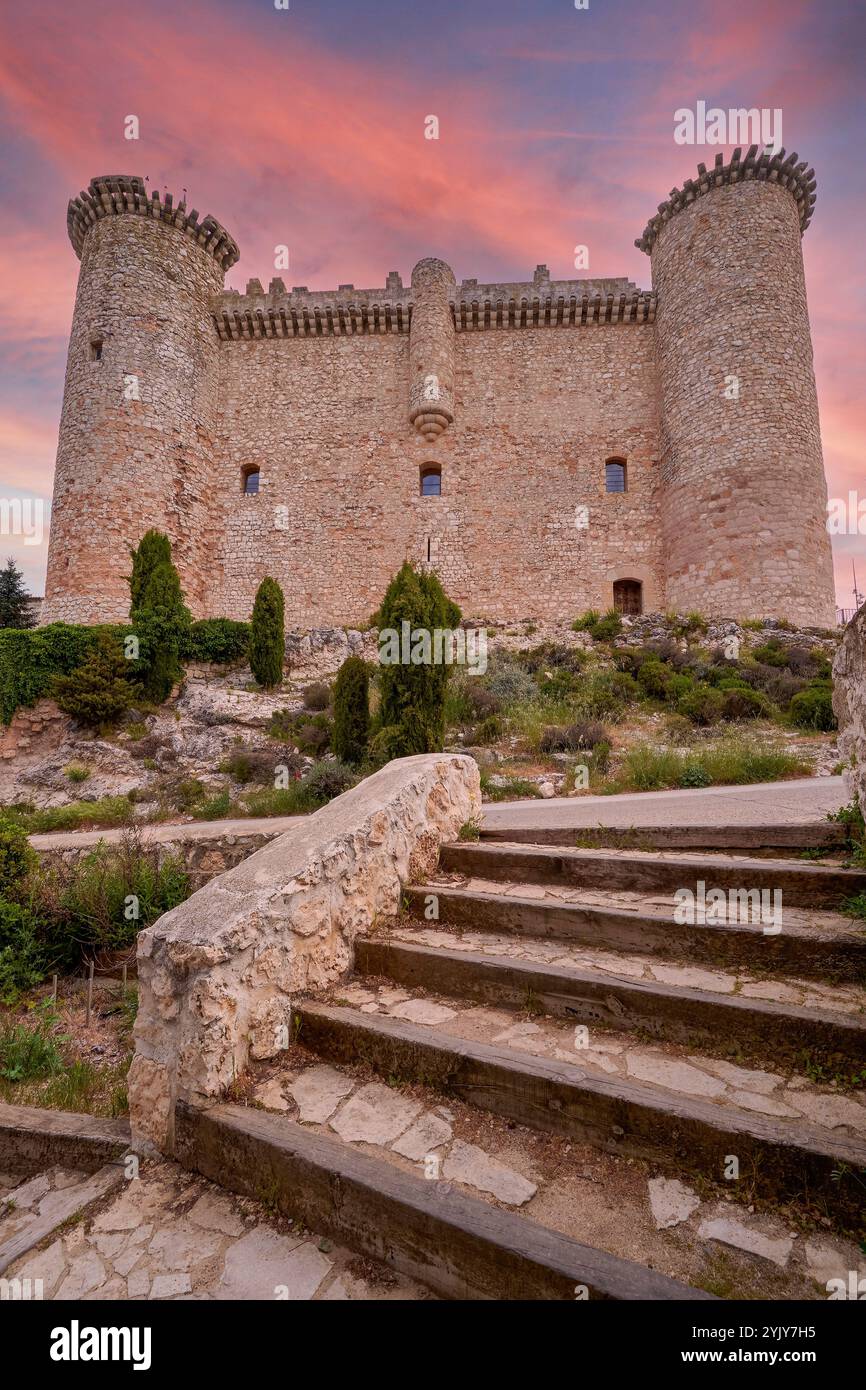 Blick auf das Schloss Torija bei Sonnenuntergang, Spanien Stockfoto