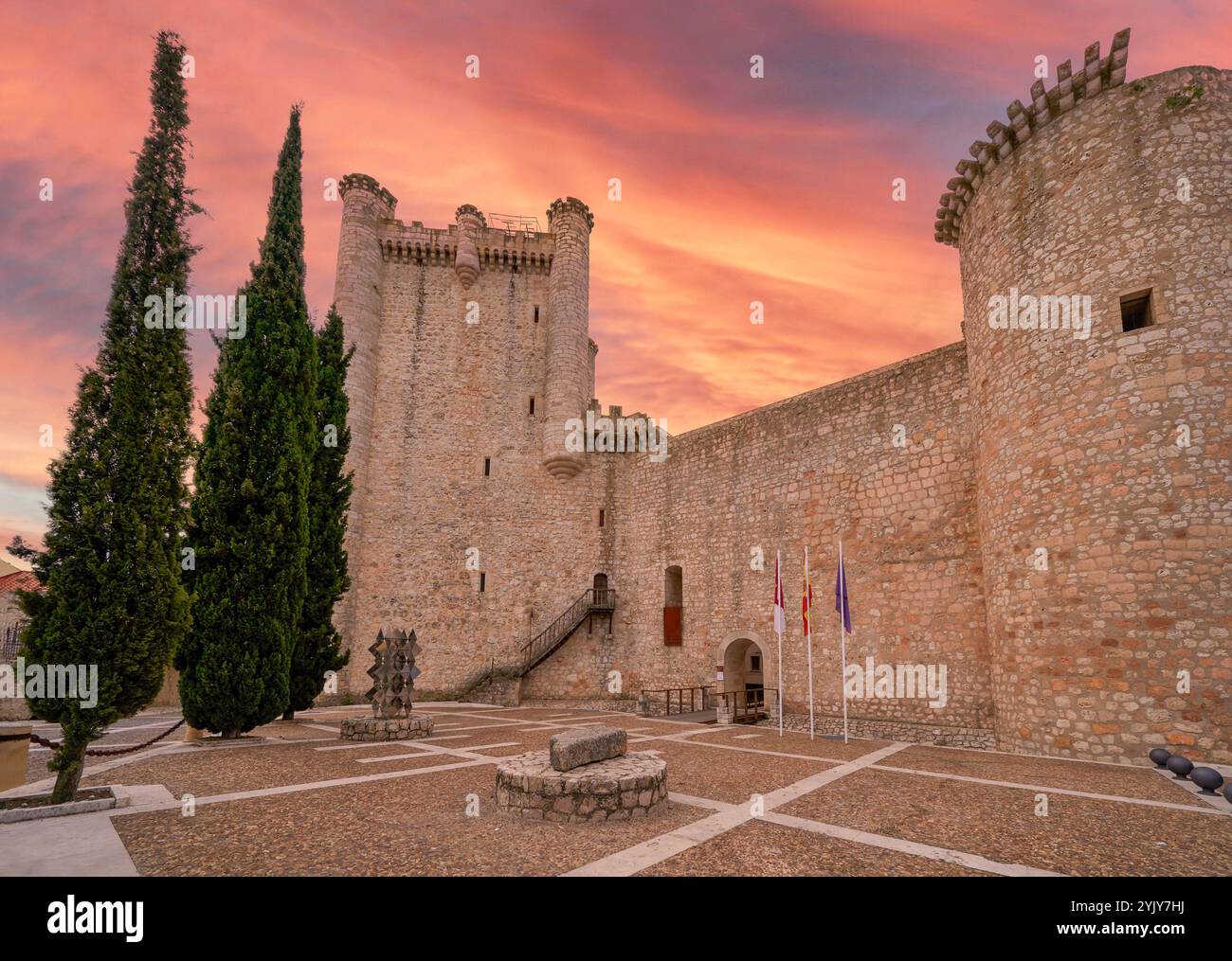 Blick auf das Schloss Torija bei Sonnenuntergang, Spanien Stockfoto