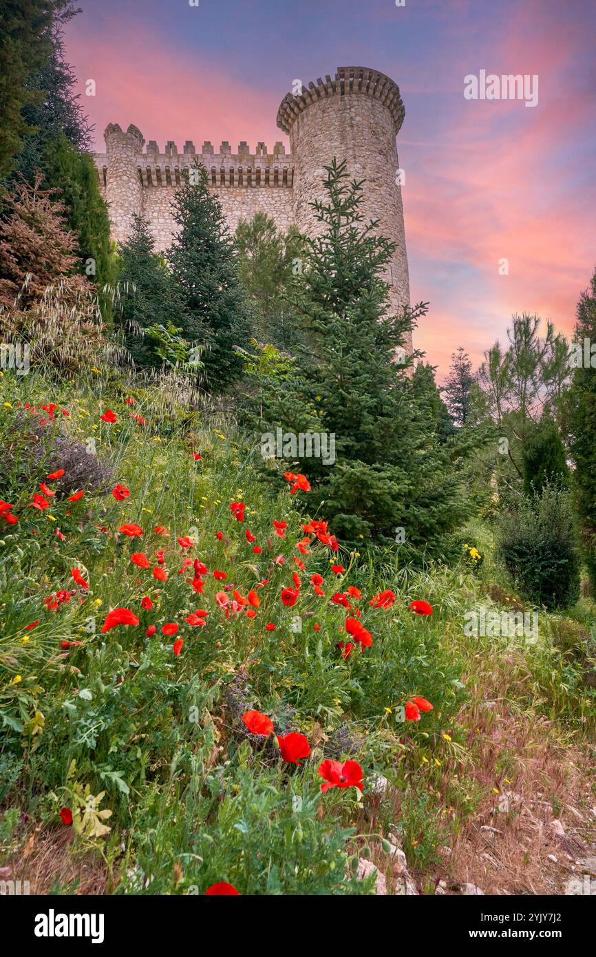 Blick auf das Schloss Torija bei Sonnenuntergang, Spanien Stockfoto