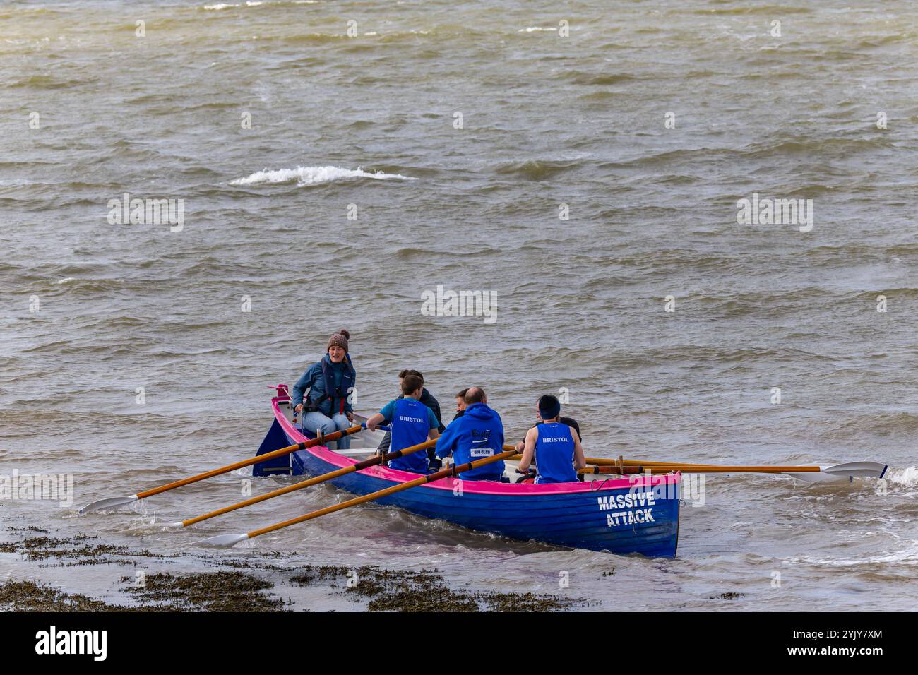 Pilot-Gig-Rennen vor Clevedon Beach Stockfoto