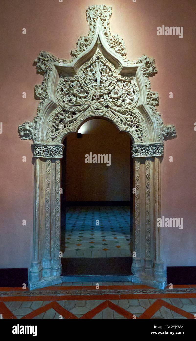 Architektonisches Innenfragment im Aljaferia-Palast in Saragossa, Spanien Stockfoto