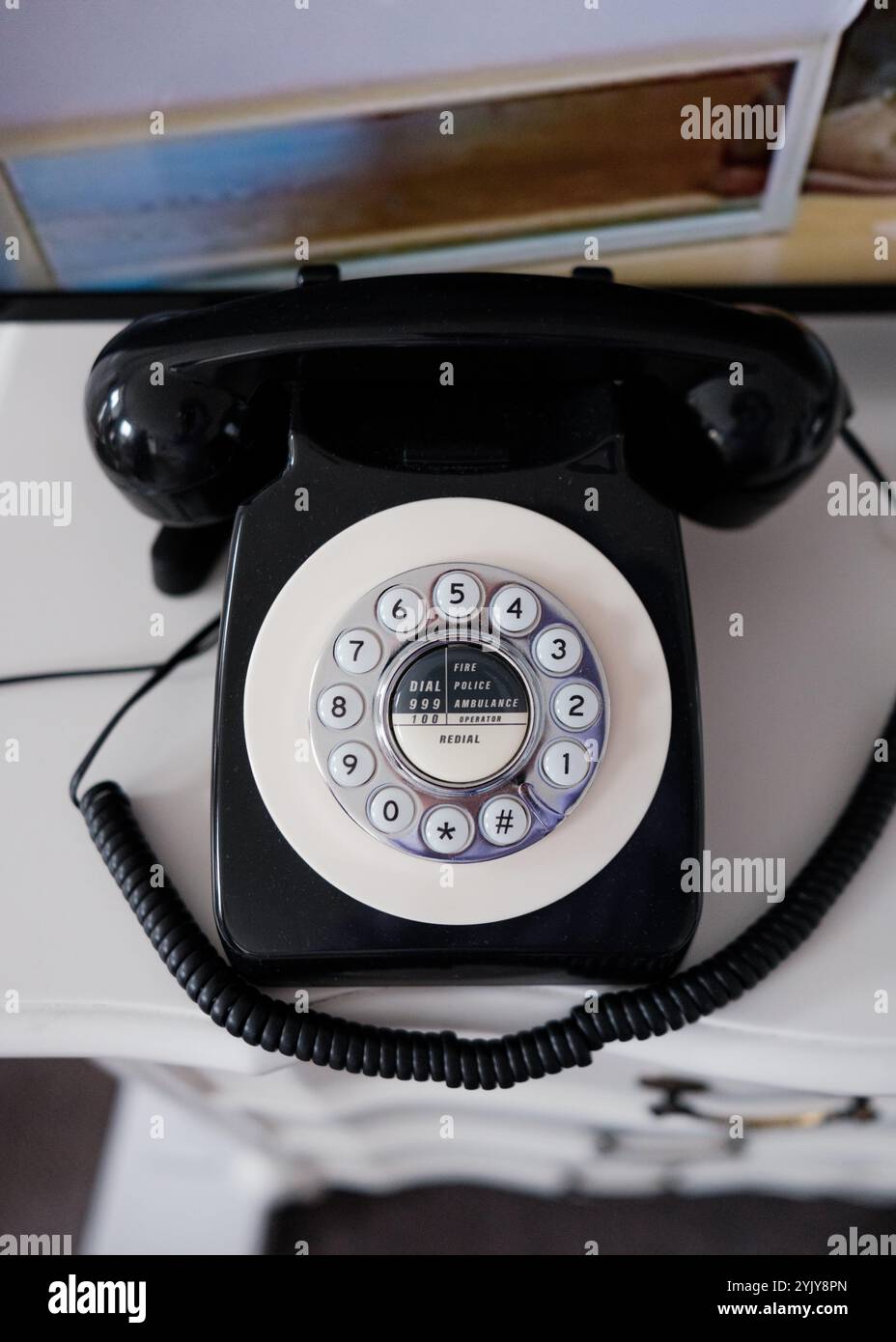 Durham UK: 19. Oktober 2024: Vintage-Drehtelefon auf einem Tisch in einem gemütlichen Raum mit klassischem Design und Funktionalität Stockfoto