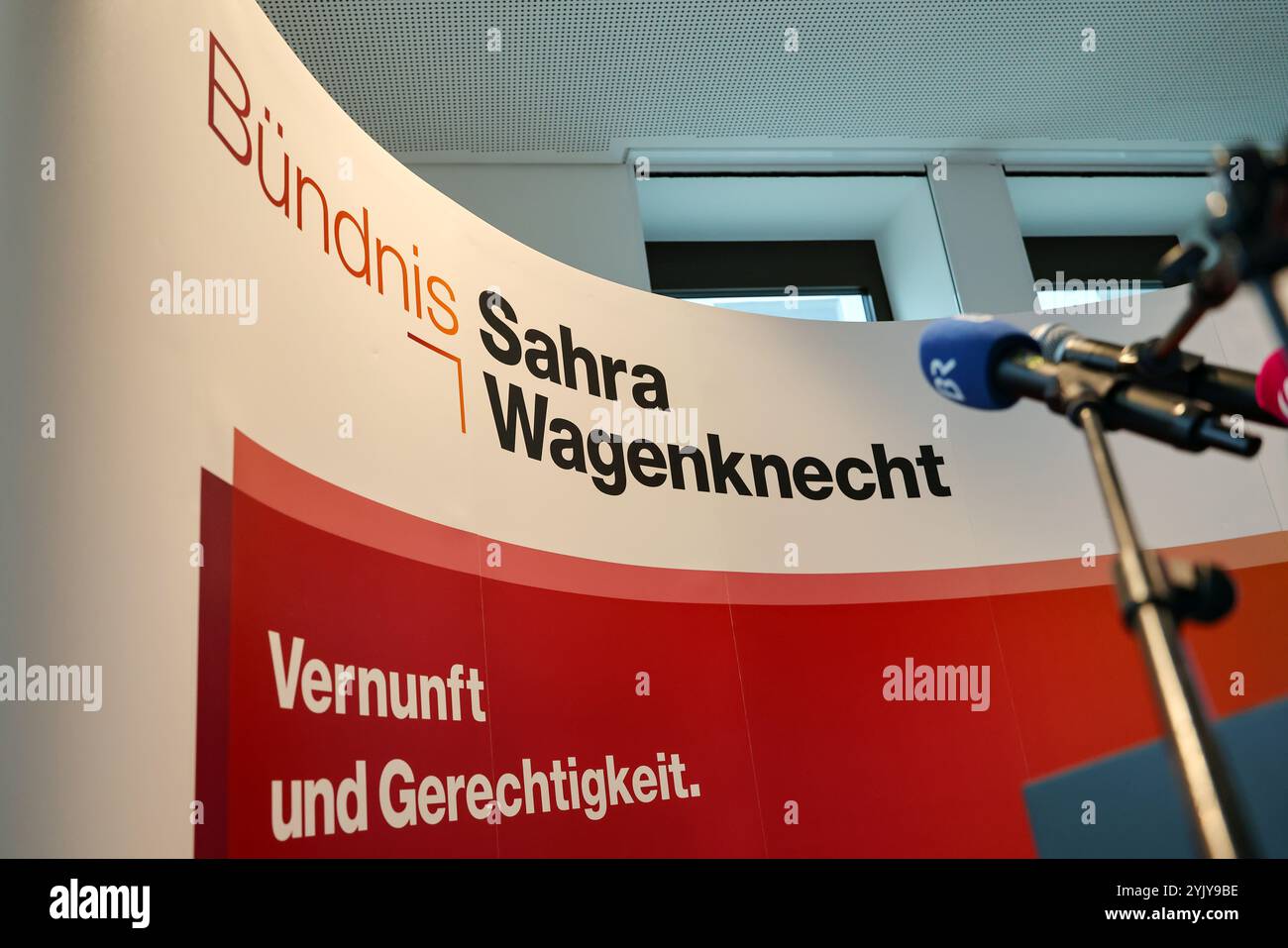 Ingolstadt, Deutschland. November 2024. Auf der Gründungsversammlung des Bayerischen Landesverbandes des BSW wird das Logo auf einem Stand ausgestellt. Darlegung: Daniel Löb/dpa/Alamy Live News Stockfoto