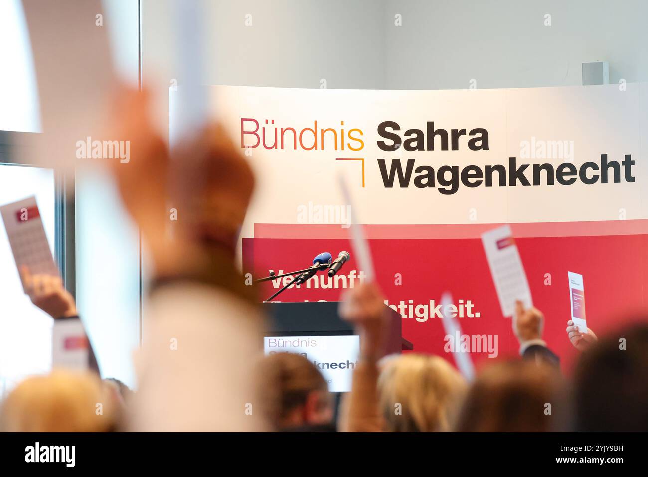 Ingolstadt, Deutschland. November 2024. Auf der Gründungsversammlung des Bayerischen Landesverbandes des BSW ist das Parteilogo vor den Wahlkarten zu sehen. Darlegung: Daniel Löb/dpa/Alamy Live News Stockfoto