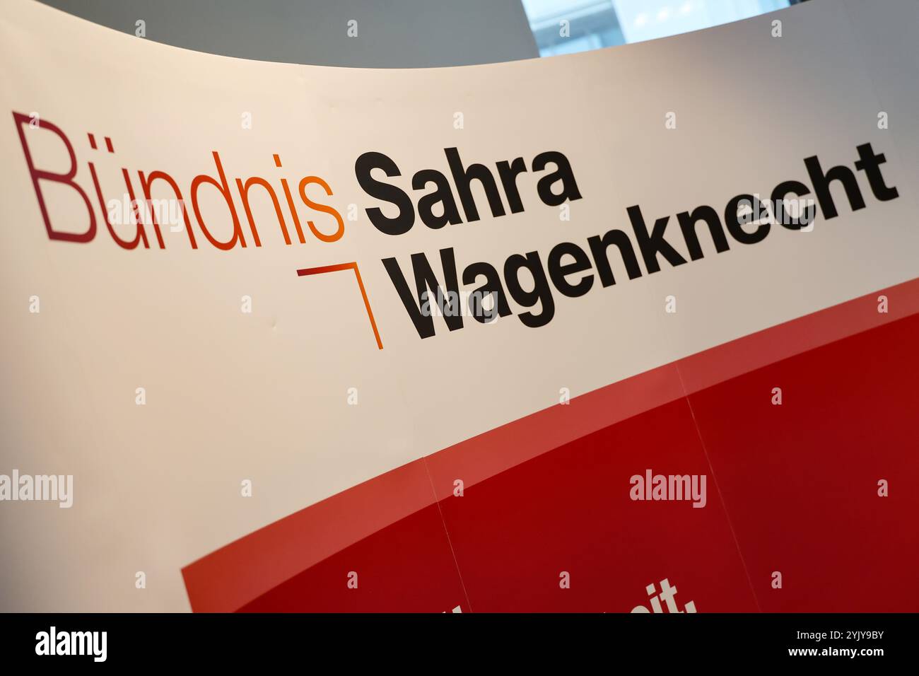 Ingolstadt, Deutschland. November 2024. Auf der Gründungsversammlung des Bayerischen Landesverbandes des BSW wird das Logo auf einem Stand ausgestellt. Darlegung: Daniel Löb/dpa/Alamy Live News Stockfoto