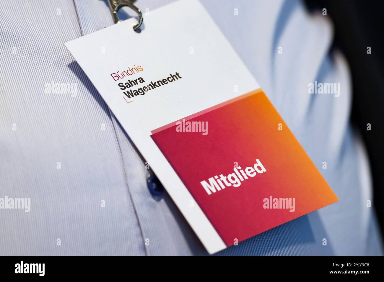 Ingolstadt, Deutschland. November 2024. Auf der Gründungsversammlung des Bayerischen Landesverbandes des BSW erscheint das Logo auf einer Mitgliedskarte. Darlegung: Daniel Löb/dpa/Alamy Live News Stockfoto