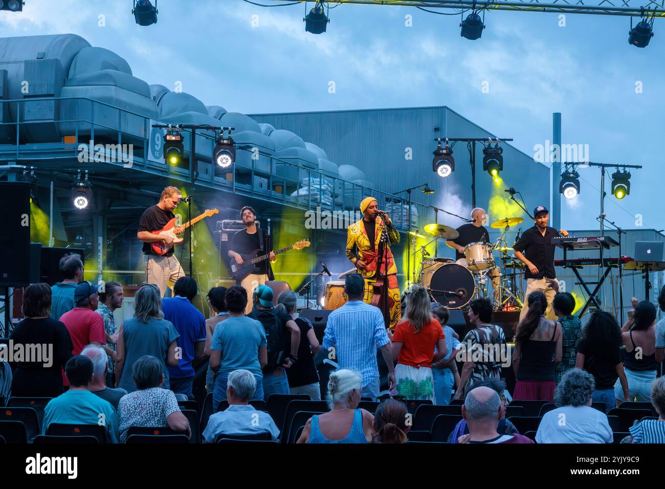Pat Kalla und das Super Mojo im Konzert für das Einladungsfestival im Keller Vignerons du Pays von Enserune. Cazouls-Les-Beziers, Occitanie, Frankreich Stockfoto