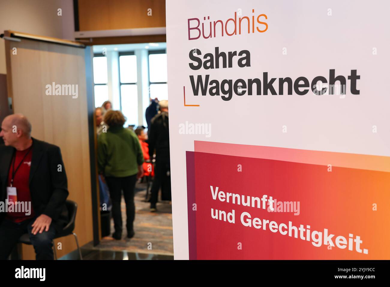 Ingolstadt, Deutschland. November 2024. Auf der Gründungsversammlung des Bayerischen Landesverbandes des BSW wird das Logo auf einem Stand ausgestellt. Darlegung: Daniel Löb/dpa/Alamy Live News Stockfoto