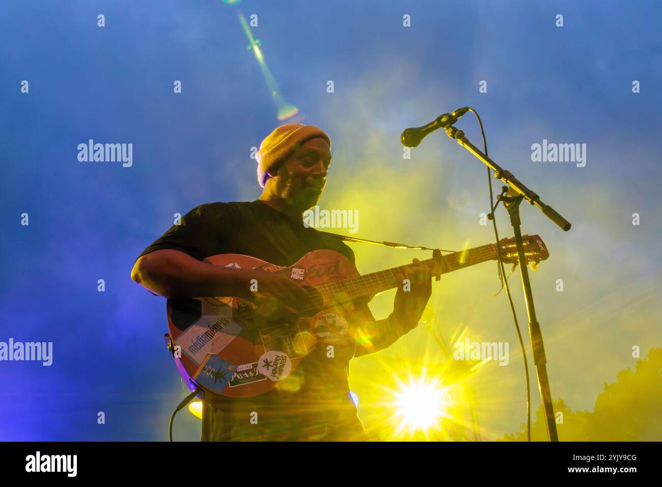 Pat Kalla und das Super Mojo im Konzert für das Einladungsfestival im Keller Vignerons du Pays von Enserune. Cazouls-Les-Beziers, Occitanie, Frankreich Stockfoto