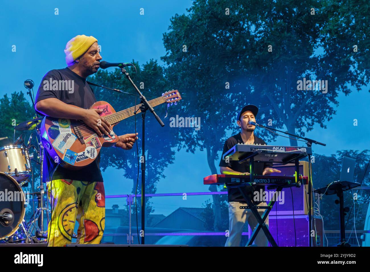 Pat Kalla und das Super Mojo im Konzert für das Einladungsfestival im Keller Vignerons du Pays von Enserune. Cazouls-Les-Beziers, Occitanie, Frankreich Stockfoto
