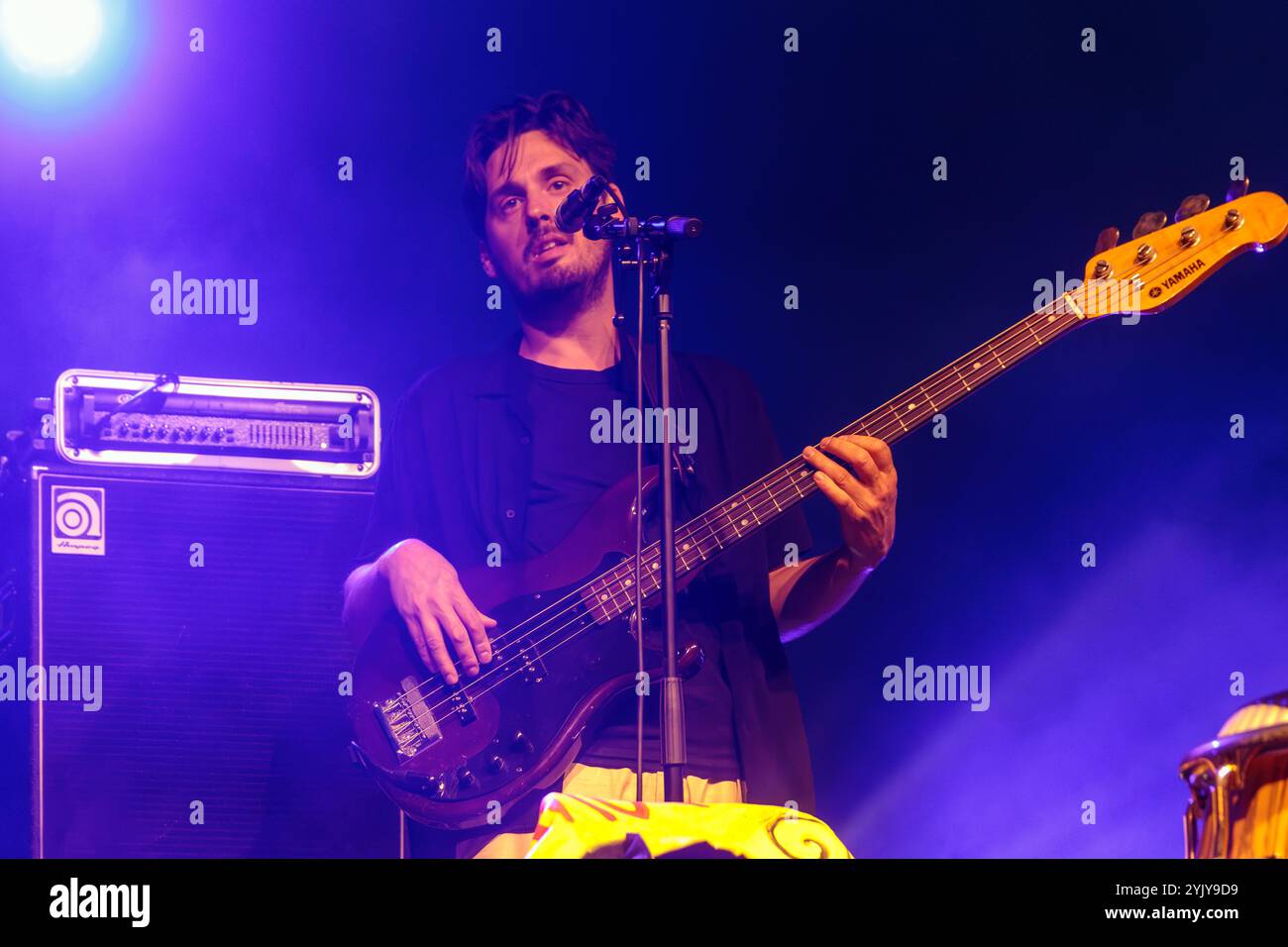 Pat Kalla und das Super Mojo im Konzert für das Einladungsfestival im Keller Vignerons du Pays von Enserune. Cazouls-Les-Beziers, Occitanie, Frankreich Stockfoto