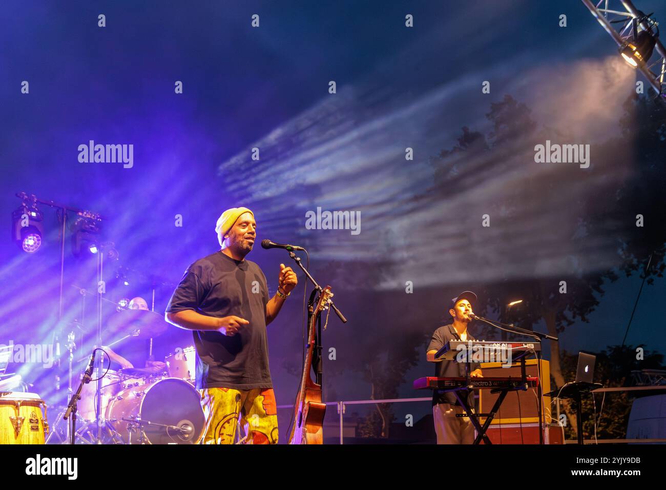 Pat Kalla und das Super Mojo im Konzert für das Einladungsfestival im Keller Vignerons du Pays von Enserune. Cazouls-Les-Beziers, Occitanie, Frankreich Stockfoto