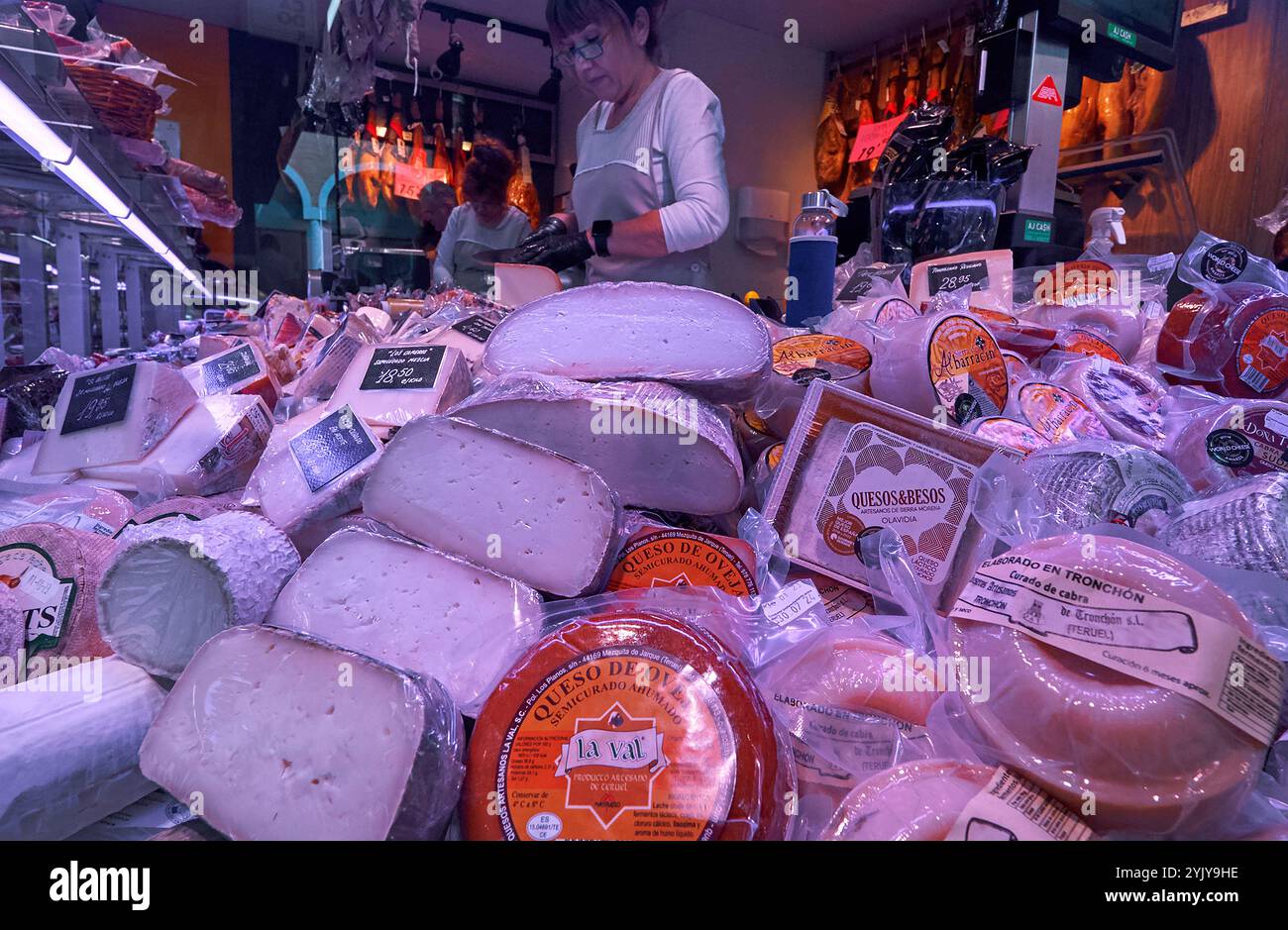 Auswahl an Käsesorten auf dem Markt von Saragossa Stockfoto