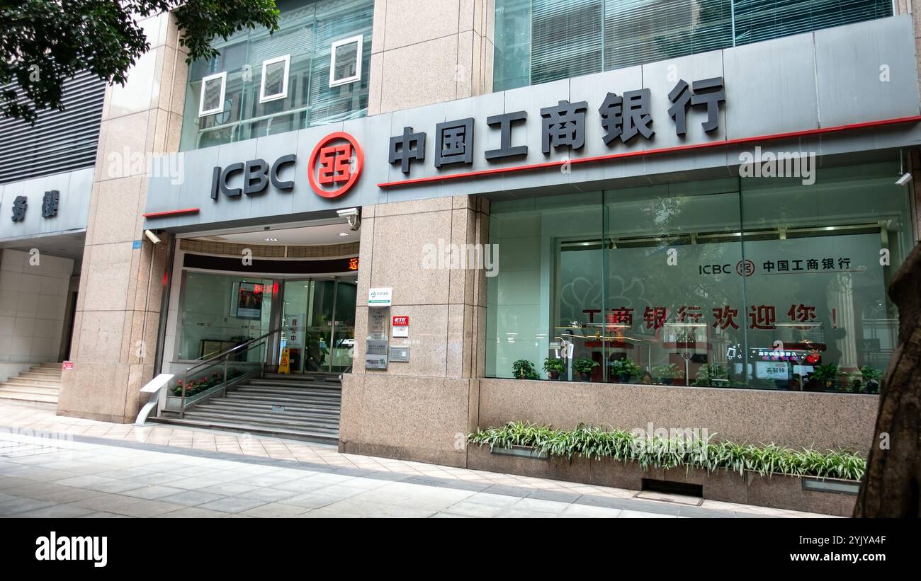 Chongqing, China - 6. Dezember 2023. Büro der Industrial and Commercial Bank of China (ICBC). Die ICBC ist eine staatseigene Geschäftsbank. Stockfoto