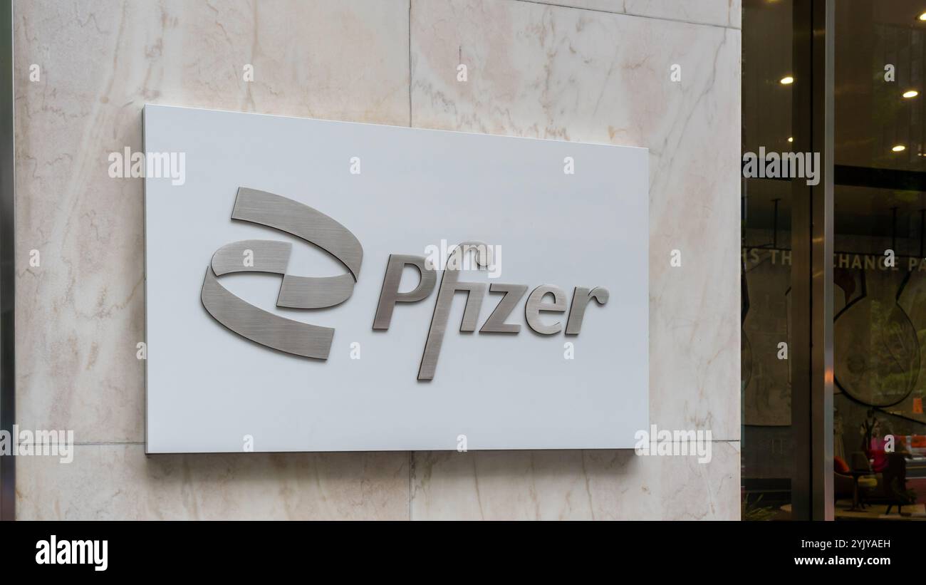 Ein Pfizer-Logo in der Pfizer World-Zentrale in New York City, USA. Stockfoto
