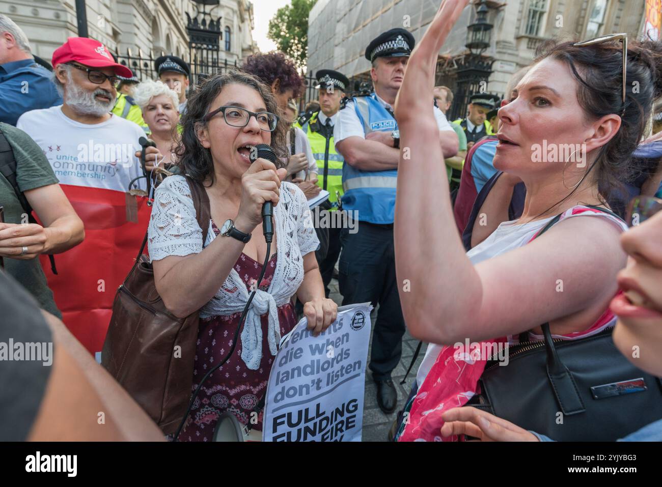 London, Großbritannien. Juni 2017. Tanya Murat von Southwark Defense Council Housing spricht bei der lauten Kundgebung vor den Toren der Downing Street und blockiert Whitehall. Es gab Sprecher aus der North Kensington Community, die Aktivisten, Bewohner von anderen Turmblöcken, die SWP und stehen gegen Rassismus. Sie riefen zum Rücktritt von Theresa May und ihrem Helfer Gavin Barwell auf, der als Wohnungsminister die nach der letzten Londoner Turmblockbrandkatastrophe empfohlenen Änderungen nicht umgesetzt hatte. Nach einer Kundgebung zogen sie dort auf, um zu weiteren Protesten bei der BBC und anderswo zu marschieren Stockfoto