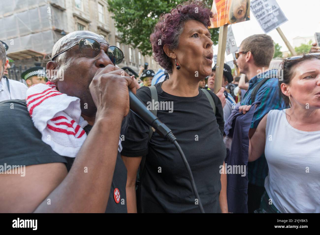 London, Großbritannien. Juni 2017. Demonstranten halten eine laute Kundgebung vor den Toren der Downing Street ab und blockieren Whitehall. Es gab Sprecher aus der North Kensington Community, die Aktivisten, Bewohner von anderen Turmblöcken, die SWP und stehen gegen Rassismus. Sie riefen zum Rücktritt von Theresa May und ihrem Helfer Gavin Barwell auf, der als Wohnungsminister die nach der letzten Londoner Turmblockbrandkatastrophe empfohlenen Änderungen nicht umgesetzt hatte. Nach einer Kundgebung zogen sie dort auf, um zu weiteren Protesten bei der BBC und anderswo zu marschieren. Stockfoto