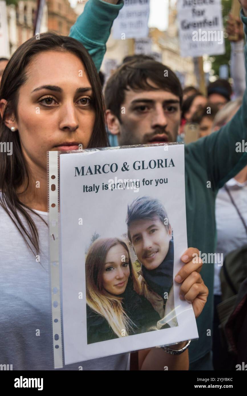 London, Großbritannien. Juni 2017. Mehr als tausend Demonstranten marschierten zur Downing St und drängten an der Polizei vorbei, die versuchte, sie auf den Pflaster gegenüber zu bringen, hielt eine laute Kundgebung vor den Toren ab, bei der Sprecher aus der North Kensington Community Aktivisten, Bewohner anderer Turmblöcke untergebracht und Rassismus entgegengesetzt wurden. Sie riefen zum Rücktritt von Theresa May und ihrem Helfer Gavin Barwell auf, der als Wohnungsminister die nach der letzten Londoner Turmblockbrandkatastrophe empfohlenen Änderungen nicht umgesetzt hatte. Nach einer Kundgebung ging es dort zu weiteren Protesten auf der Stockfoto