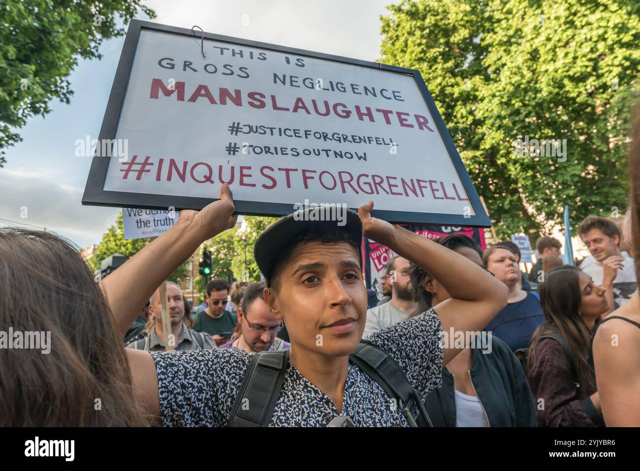 London, Großbritannien. Juni 2017. Demonstranten bei einer lauten Kundgebung vor den Toren der Downing Street, die Whitehall blockierte. Es gab Sprecher aus der North Kensington Community, die Aktivisten, Bewohner von anderen Turmblöcken, die SWP und stehen gegen Rassismus. Sie riefen zum Rücktritt von Theresa May und ihrem Helfer Gavin Barwell auf, der als Wohnungsminister die nach der letzten Londoner Turmblockbrandkatastrophe empfohlenen Änderungen nicht umgesetzt hatte. Nach einer Kundgebung zogen sie dort auf, um zu weiteren Protesten bei der BBC und anderswo zu marschieren. Stockfoto