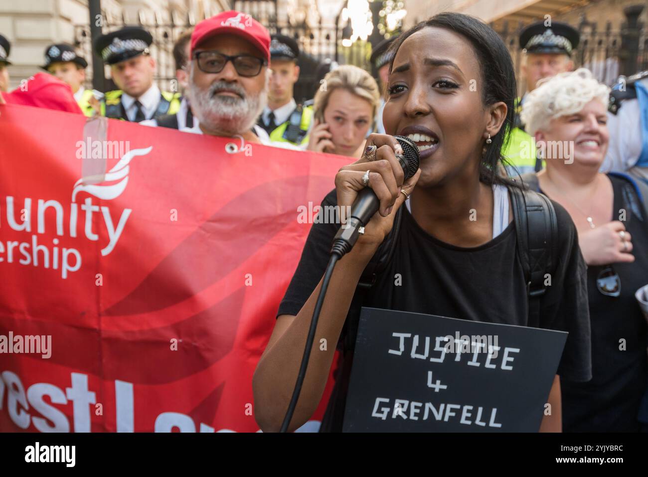 London, Großbritannien. Juni 2017. Demonstranten halten eine laute Kundgebung vor den Toren der Downing Street ab und blockieren Whitehall. Es gab Sprecher aus der North Kensington Community, die Aktivisten, Bewohner von anderen Turmblöcken, die SWP und stehen gegen Rassismus. Sie riefen zum Rücktritt von Theresa May und ihrem Helfer Gavin Barwell auf, der als Wohnungsminister die nach der letzten Londoner Turmblockbrandkatastrophe empfohlenen Änderungen nicht umgesetzt hatte. Nach einer Kundgebung zogen sie dort auf, um zu weiteren Protesten bei der BBC und anderswo zu marschieren. Stockfoto