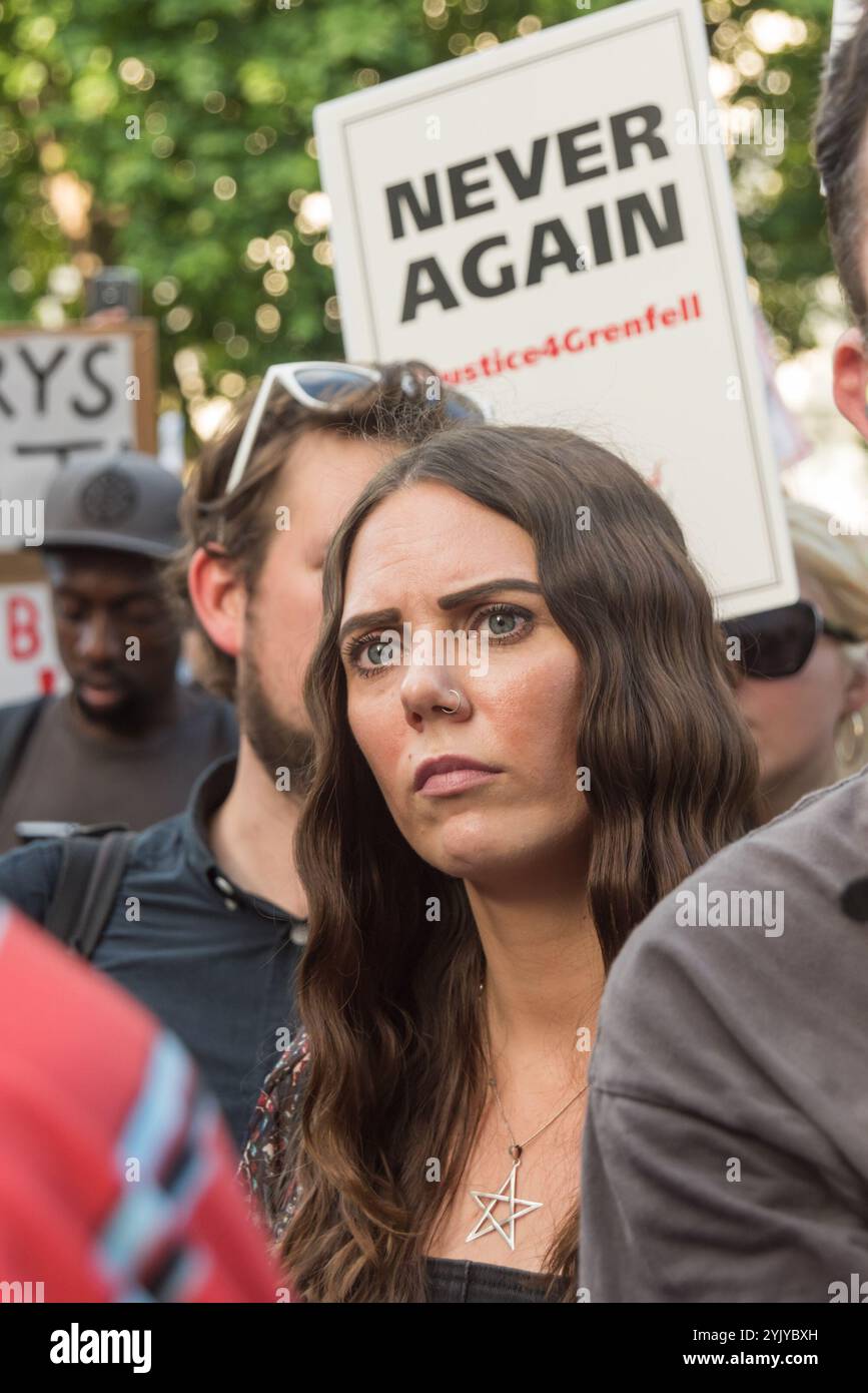 London, Großbritannien. Juni 2017. Demonstranten bei einer lauten Kundgebung vor den Toren der Downing Street, die Whitehall blockierte. Es gab Sprecher aus der North Kensington Community, die Aktivisten, Bewohner von anderen Turmblöcken, die SWP und stehen gegen Rassismus. Sie riefen zum Rücktritt von Theresa May und ihrem Helfer Gavin Barwell auf, der als Wohnungsminister die nach der letzten Londoner Turmblockbrandkatastrophe empfohlenen Änderungen nicht umgesetzt hatte. Nach einer Kundgebung zogen sie dort auf, um zu weiteren Protesten bei der BBC und anderswo zu marschieren. Stockfoto