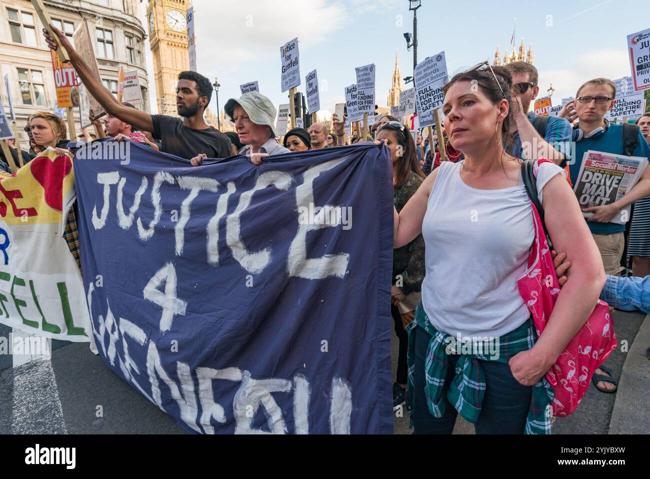 London, Großbritannien. Juni 2017. Mehr als tausend Demonstranten marschierten zur Downing St und drängten an der Polizei vorbei, die versuchte, sie auf den Pflaster gegenüber zu bringen, hielt eine laute Kundgebung vor den Toren ab, bei der Sprecher aus der North Kensington Community Aktivisten, Bewohner anderer Turmblöcke untergebracht und Rassismus entgegengesetzt wurden. Sie riefen zum Rücktritt von Theresa May und ihrem Helfer Gavin Barwell auf, der als Wohnungsminister die nach der letzten Londoner Turmblockbrandkatastrophe empfohlenen Änderungen nicht umgesetzt hatte. Nach einer Kundgebung ging es dort zu weiteren Protesten auf der Stockfoto