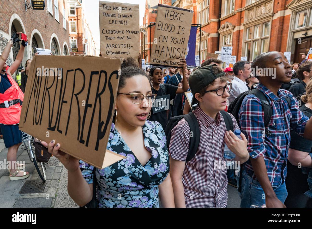 London, Großbritannien. Juni 2017. Mehr als tausend Demonstranten marschierten zur Downing St und drängten an der Polizei vorbei, die versuchte, sie auf den Pflaster gegenüber zu bringen, hielt eine laute Kundgebung vor den Toren ab, bei der Sprecher aus der North Kensington Community Aktivisten, Bewohner anderer Turmblöcke untergebracht und Rassismus entgegengesetzt wurden. Sie riefen zum Rücktritt von Theresa May und ihrem Helfer Gavin Barwell auf, der als Wohnungsminister die nach der letzten Londoner Turmblockbrandkatastrophe empfohlenen Änderungen nicht umgesetzt hatte. Nach einer Kundgebung ging es dort zu weiteren Protesten auf der Stockfoto