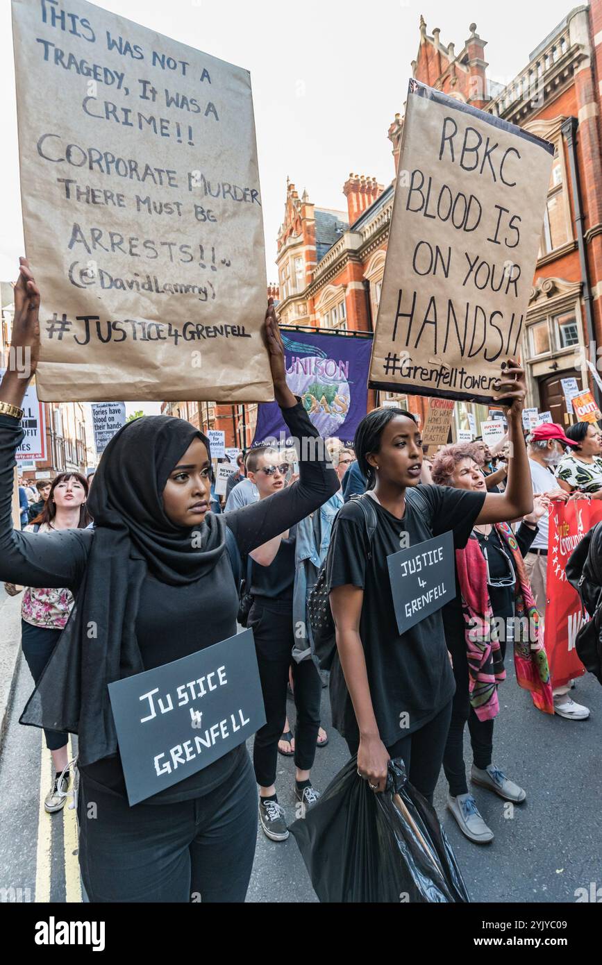 London, Großbritannien. Juni 2017. Mehr als tausend Demonstranten marschierten zur Downing St und drängten an der Polizei vorbei, die versuchte, sie auf den Pflaster gegenüber zu bringen, hielt eine laute Kundgebung vor den Toren ab, bei der Sprecher aus der North Kensington Community Aktivisten, Bewohner anderer Turmblöcke untergebracht und Rassismus entgegengesetzt wurden. Sie riefen zum Rücktritt von Theresa May und ihrem Helfer Gavin Barwell auf, der als Wohnungsminister die nach der letzten Londoner Turmblockbrandkatastrophe empfohlenen Änderungen nicht umgesetzt hatte. Nach einer Kundgebung ging es dort zu weiteren Protesten auf der Stockfoto
