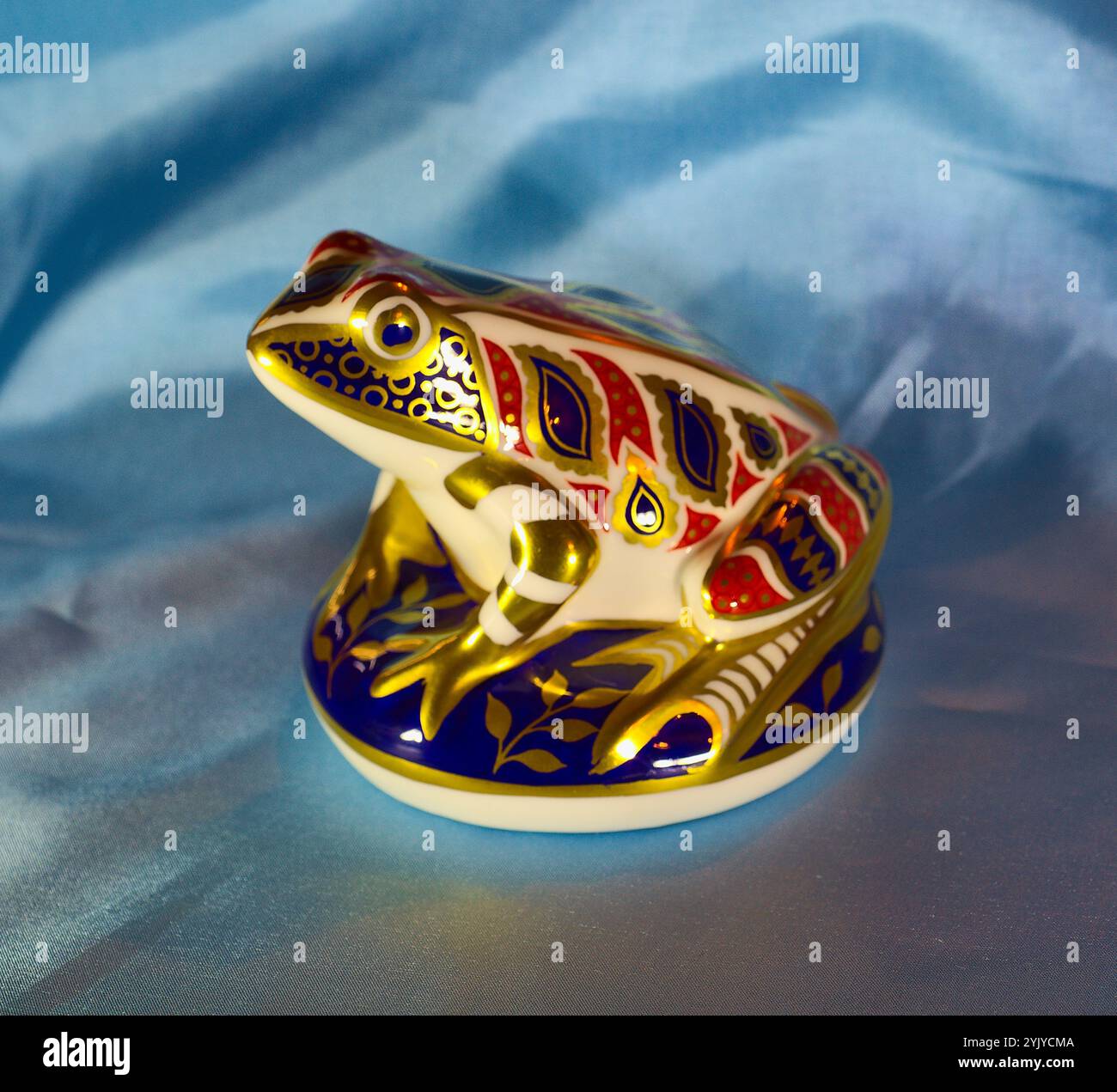 Royal Crown Derby. Wunderschöne und farbenfrohe Porzellanfiguren an verschiedenen Tieren. Stockfoto