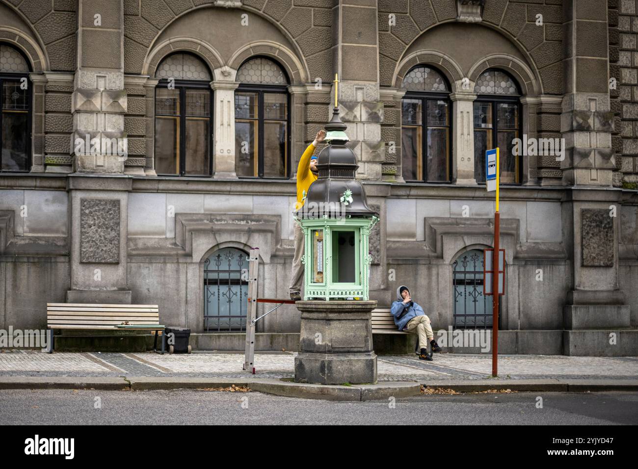 Liberec, Tschechische Republik. November 2024. Kulturdenkmal der Tschechischen Republik historische meteorologische Säule (Wetterstation) mit Lambrecht-Polymeter, Aufzeichnungsthermometer, Maximum-Minimal-Thermometer, Thermohydroskop und holosterischem Barometer kehrt nach Rekonstruktion am Dr. Edvard Benes Square Liberec, Tschechische Republik, 16. November 2024 zurück. Quelle: Radek Petrasek/CTK Photo/Alamy Live News Stockfoto