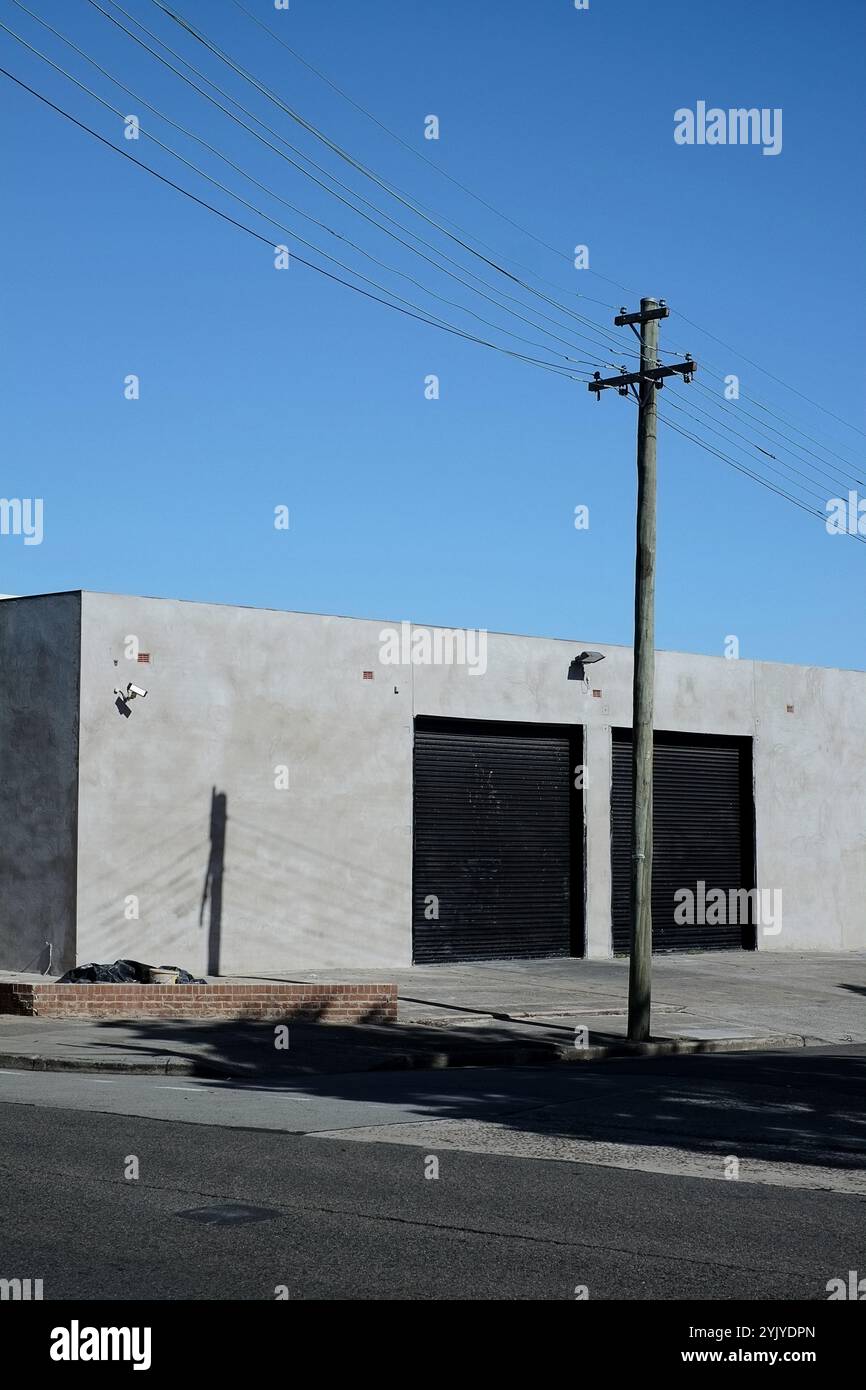 Ein Lagerhaus in Sydneys westlicher Vorstadt Marrickville, frisch aus Beton, grau vor blauem Himmel Stockfoto