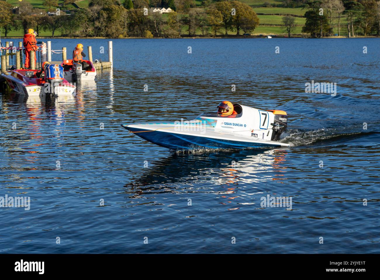 Während der Coniston Power Boat Records Week 2021 fährt ein Motorboot des jungen schottischen Fahrers Oban Duncan in Richtung des Stegs auf Coniston Water Stockfoto