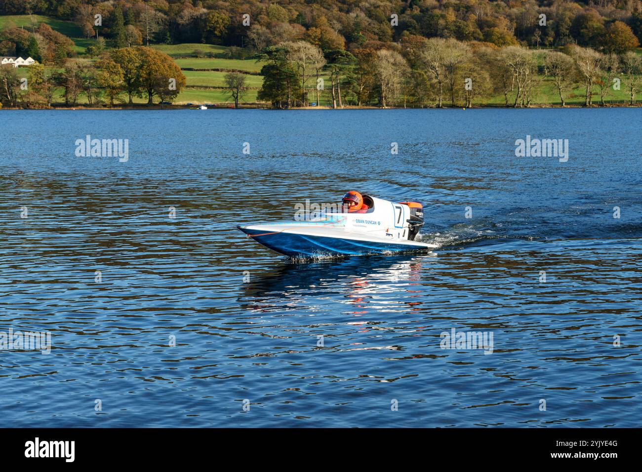 Während der Coniston Power Boat Records Week 2021 fährt ein Motorboot des jungen schottischen Fahrers Oban Duncan in Richtung des Stegs auf Coniston Water. Stockfoto