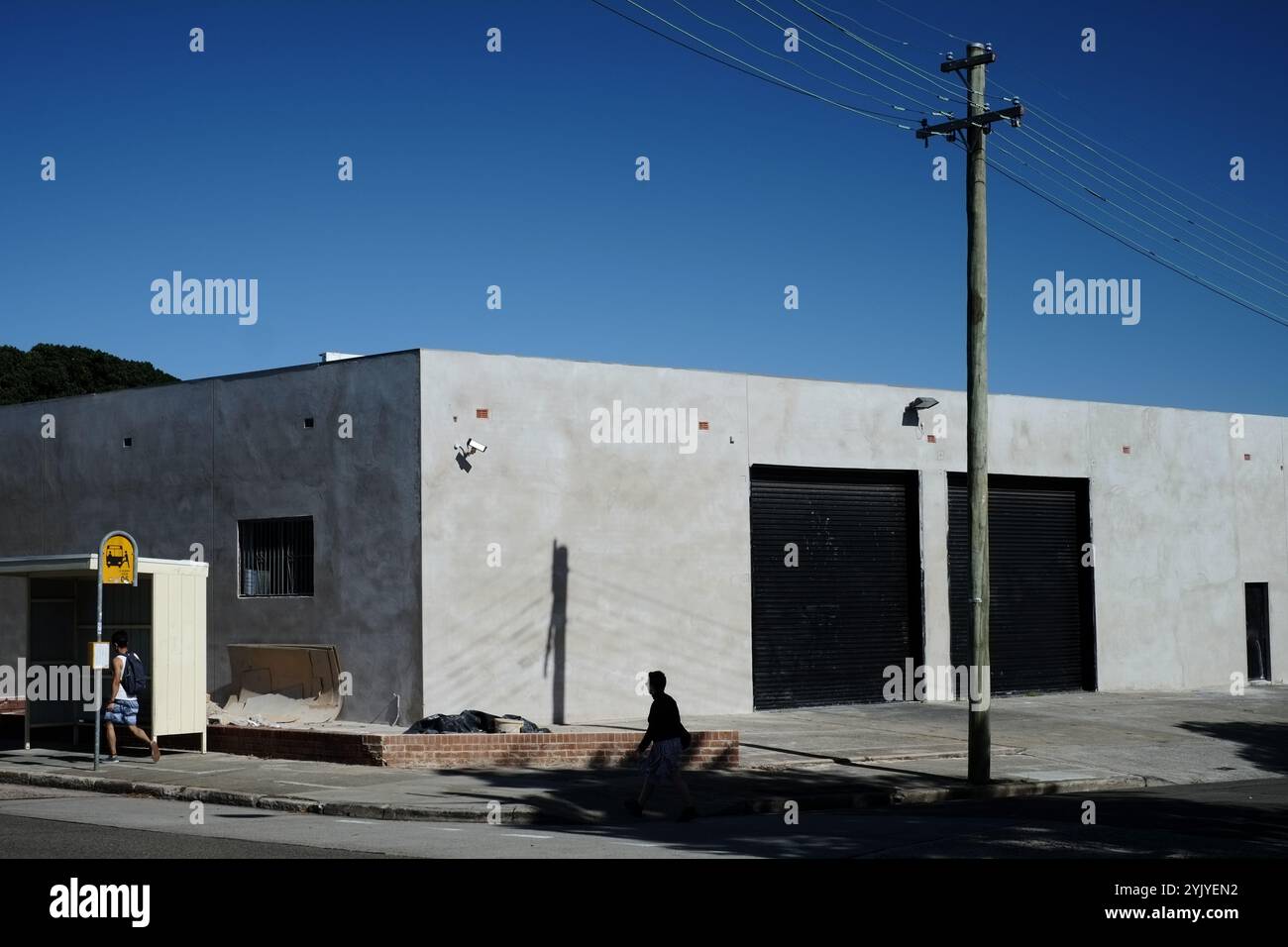 Ein Lagerhaus in Sydneys westlicher Vorstadt Marrickville, frisch aus Beton, grau vor blauem Himmel Stockfoto