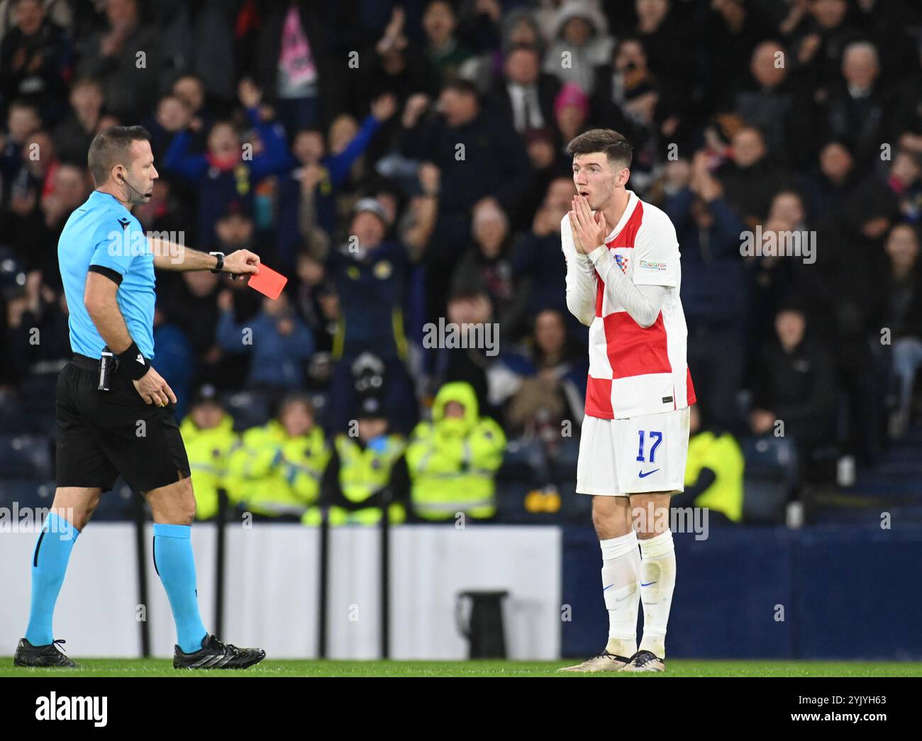 Schottland gegen Kroatien UEFA Nations League: Liga A, Gruppe 1 15. November 2024 Hampden Park, Glasgow. Schottland . Britischer Schiedsrichter: Orel Tsvika Grinfeeld (ISR) hat Karte für Petar Sučić (Kroatien) herausgegeben Stockfoto