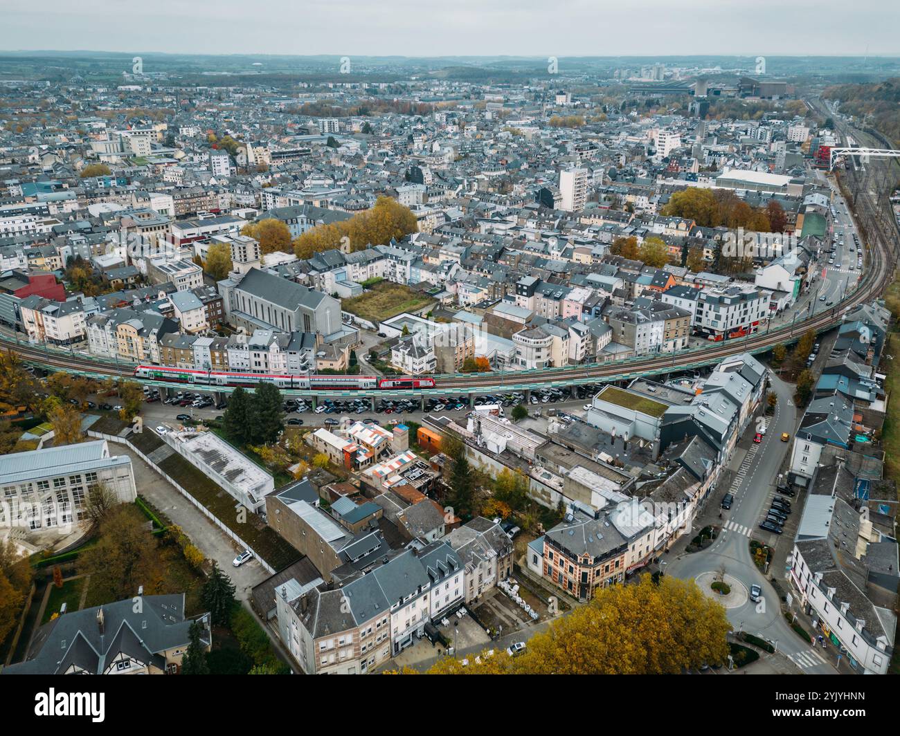 Drohnenansicht des Stadtzentrums von Esch-sur-Alzette, Luxemburg, mit urbaner Landschaft und umliegender Natur im Herbst Stockfoto