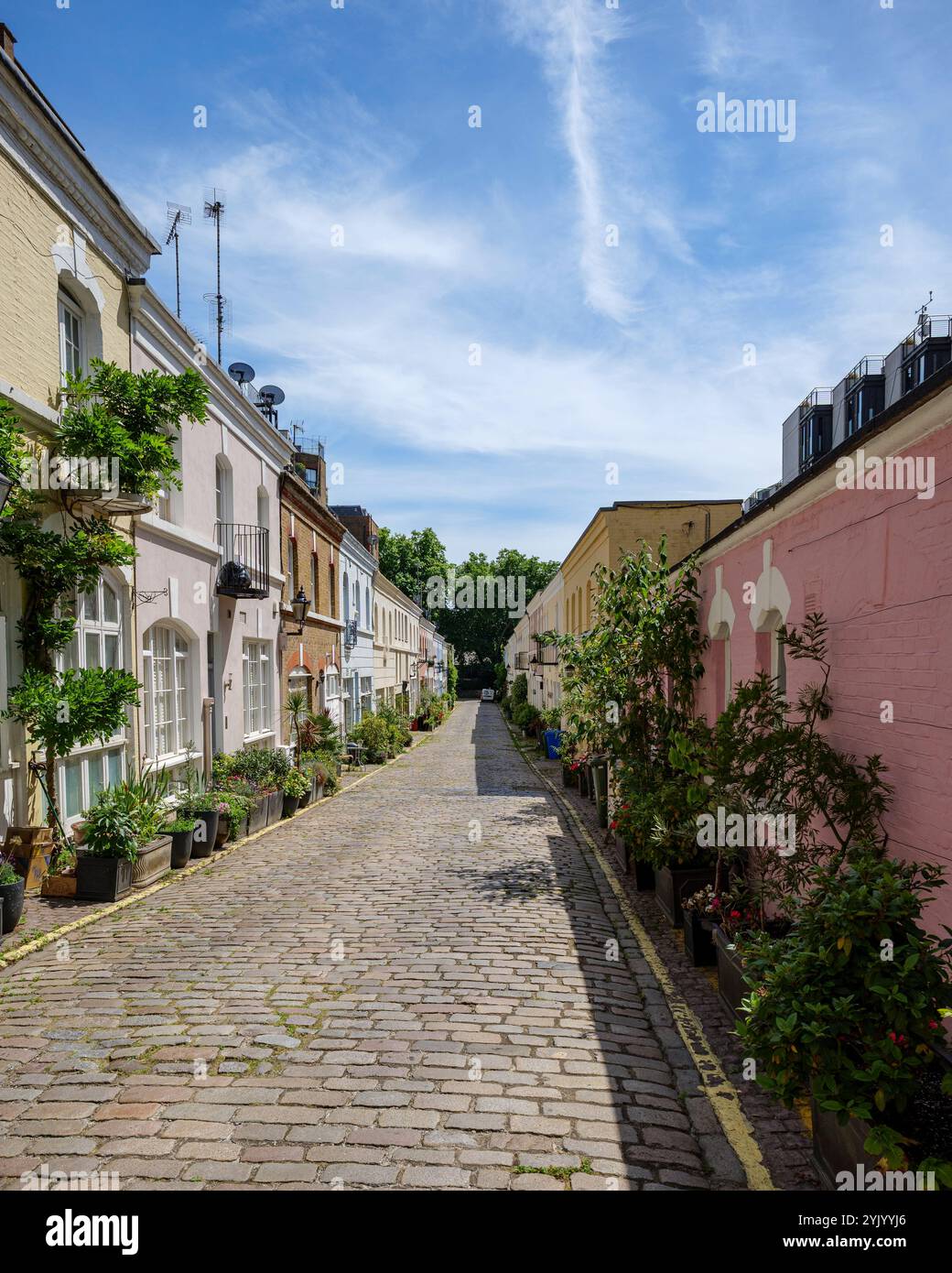 London - 06 16 2022: Pastellfarbene Häuser in Ennismore Gardens Mews Stockfoto