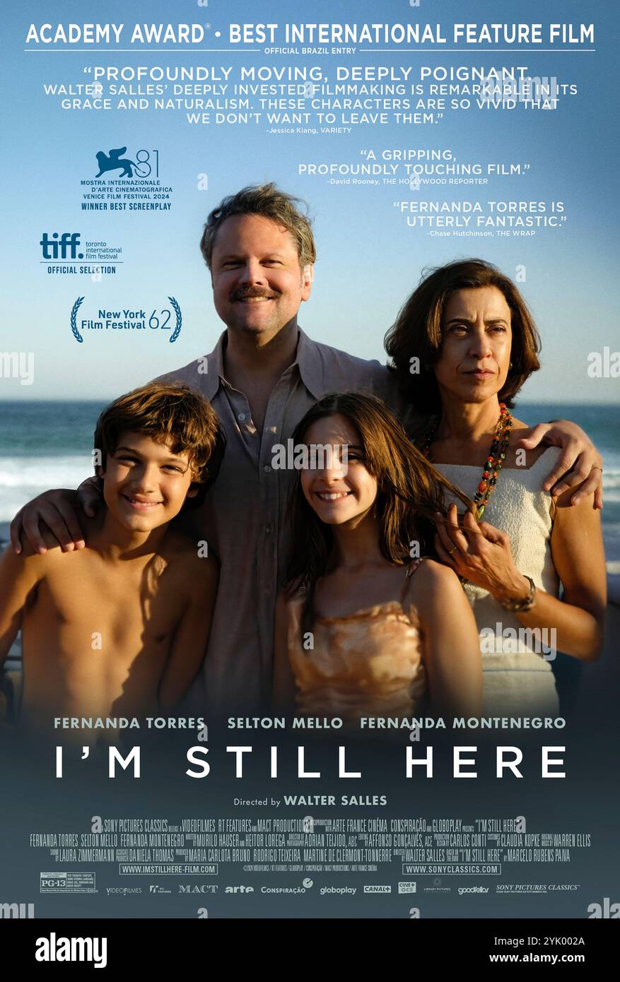I'm still Here (2024) von Walter Salles mit Fernanda Torres, Selton Mello und Fernanda Montenegro. Ein mächtiges Drama über den Kampf einer Frau während der brasilianischen Militärdiktatur, während sie nach dem Verschwinden ihres Mannes für den Schutz ihrer Familie kämpft. US-Poster NUR FÜR REDAKTIONELLE ZWECKE. Quelle: BFA/Sony Pictures Classics Stockfoto