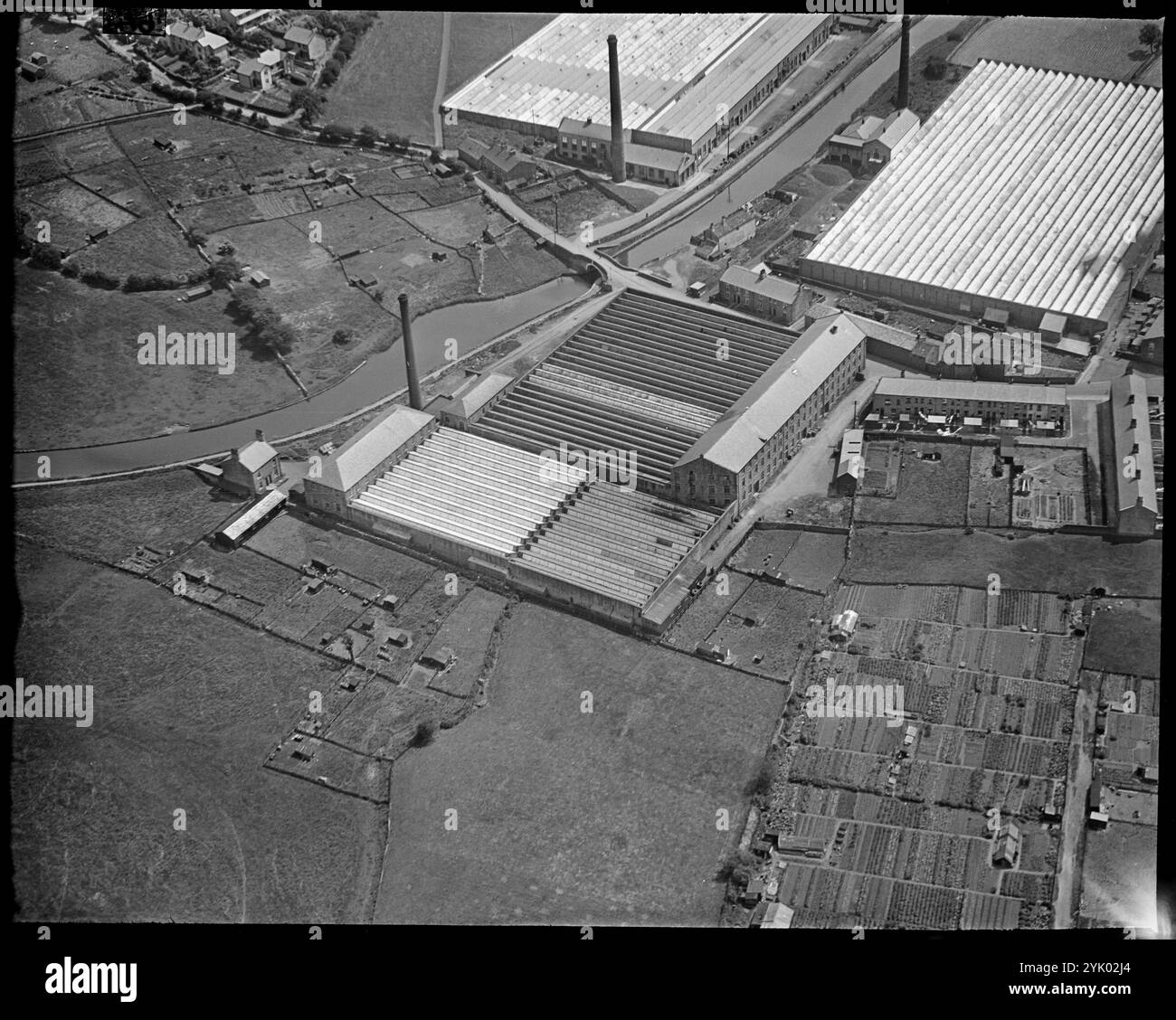 Long Ing Shed und nahe gelegene Mühlen an der Long Ing Bridge, Barnoldswick, Lancashire, 1930er Jahre. Stockfoto