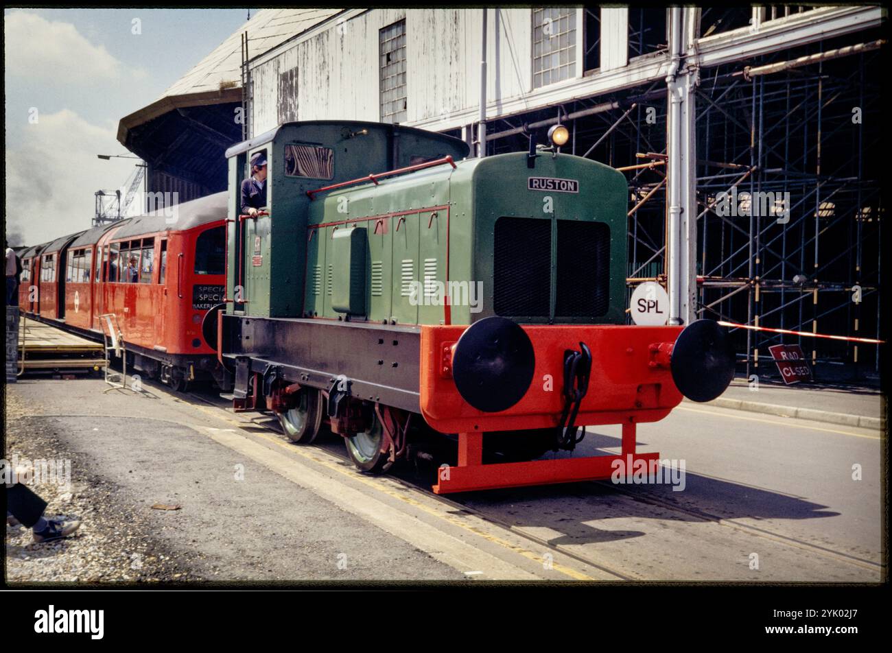 Chatham Historic Dockyard, Chatham, Medway, Kent, 1985. Die Ruston 88DS Works Lokomotive Nr. 412427 vor einem Schuppen im Chatham Historic Dockyard. Ruston 412427 wurde für Bowaters Packaging Ltd, Kent, gebaut und begann 1957 mit der Arbeit. 1981 wurde die Lokomotive der North Downs Steam Railway geschenkt, bevor sie nach Chatham Dockyard zog. Nach mehreren Versetzungen wurde es 2007 nach Oswestry verlegt. Stockfoto