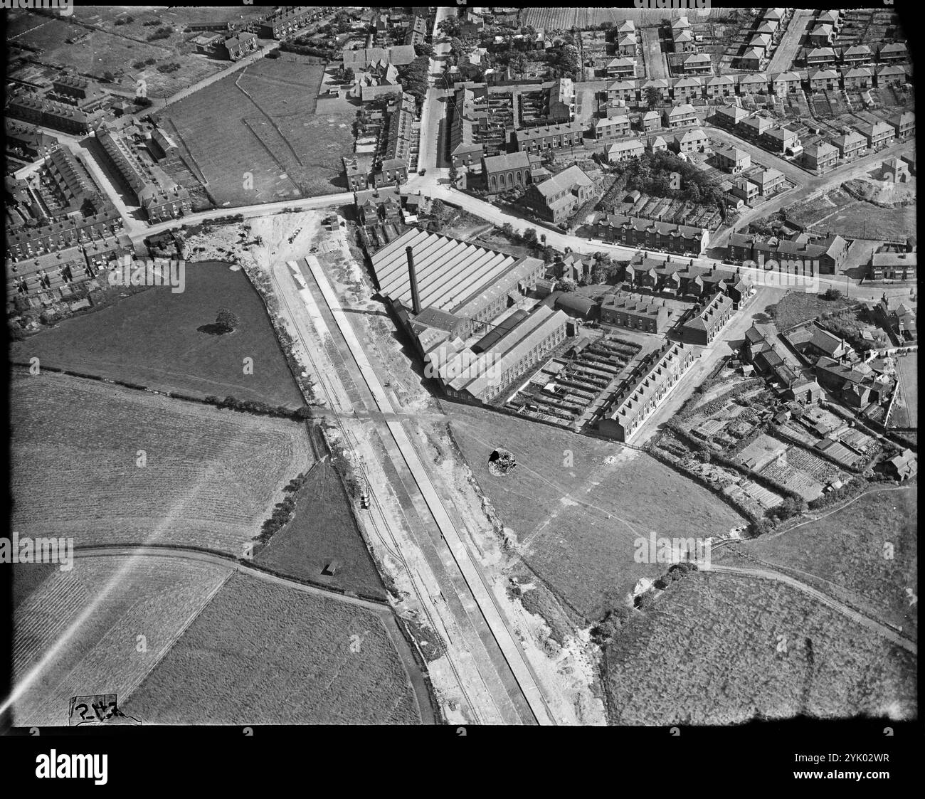 Hazelhurst Cotton Mill und die East Lancashire Road (A580) im Bau, Hazelhurst, Greater Manchester, 1930er Jahre. Stockfoto