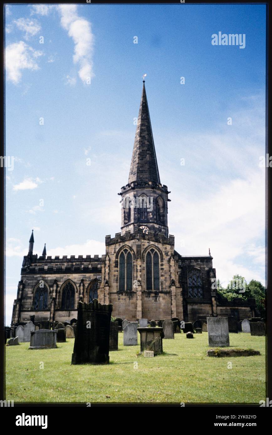 All Saints' Church, Bakewell, Derbyshire Dales, Derbyshire, 1991. Allerheiligen Kirche von Osten aus gesehen mit Grabsteinen im Vordergrund. Stockfoto