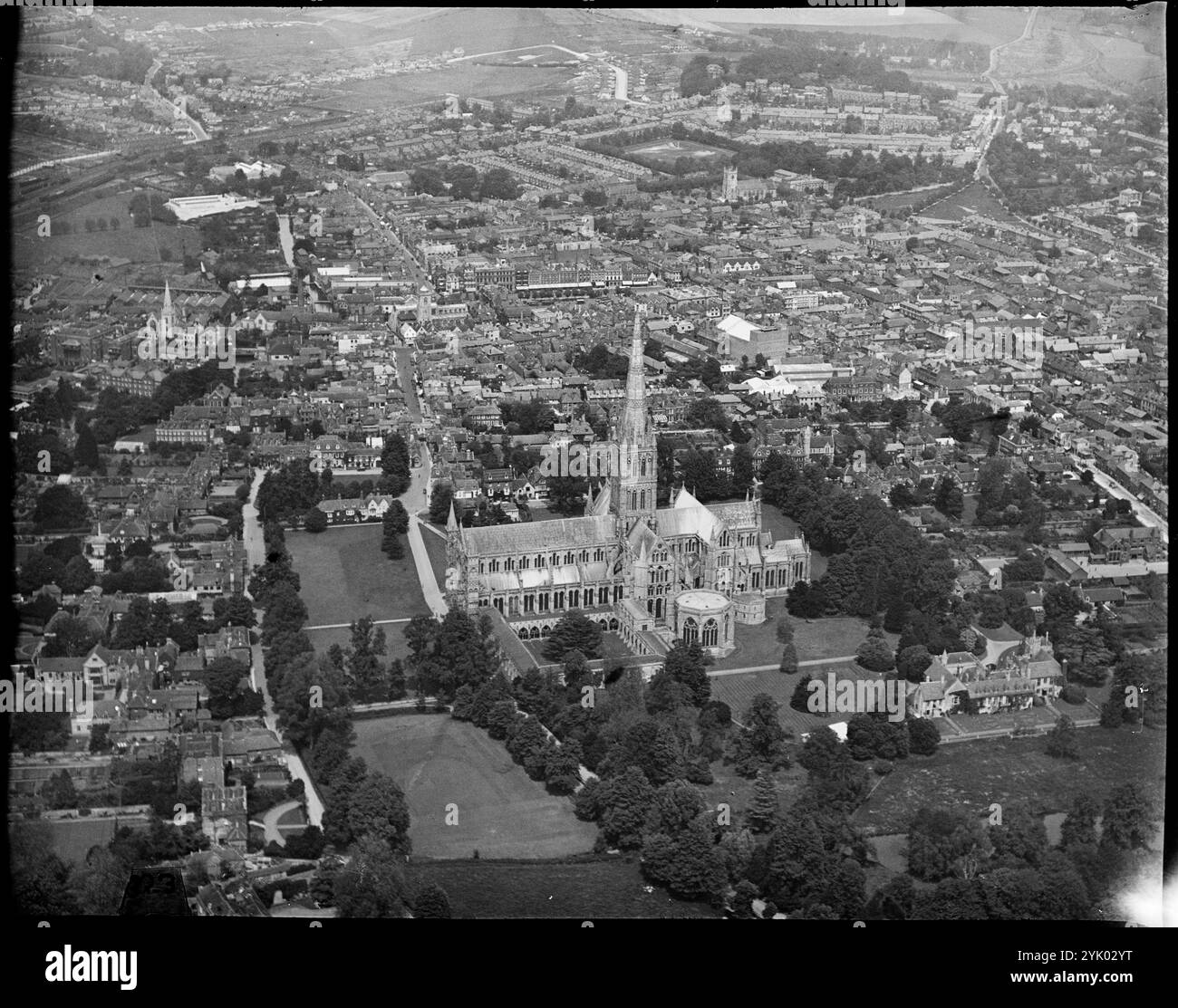 St. Mary's Cathedral und Umgebung, Salisbury, Wiltshire, 1930er Jahre. Stockfoto