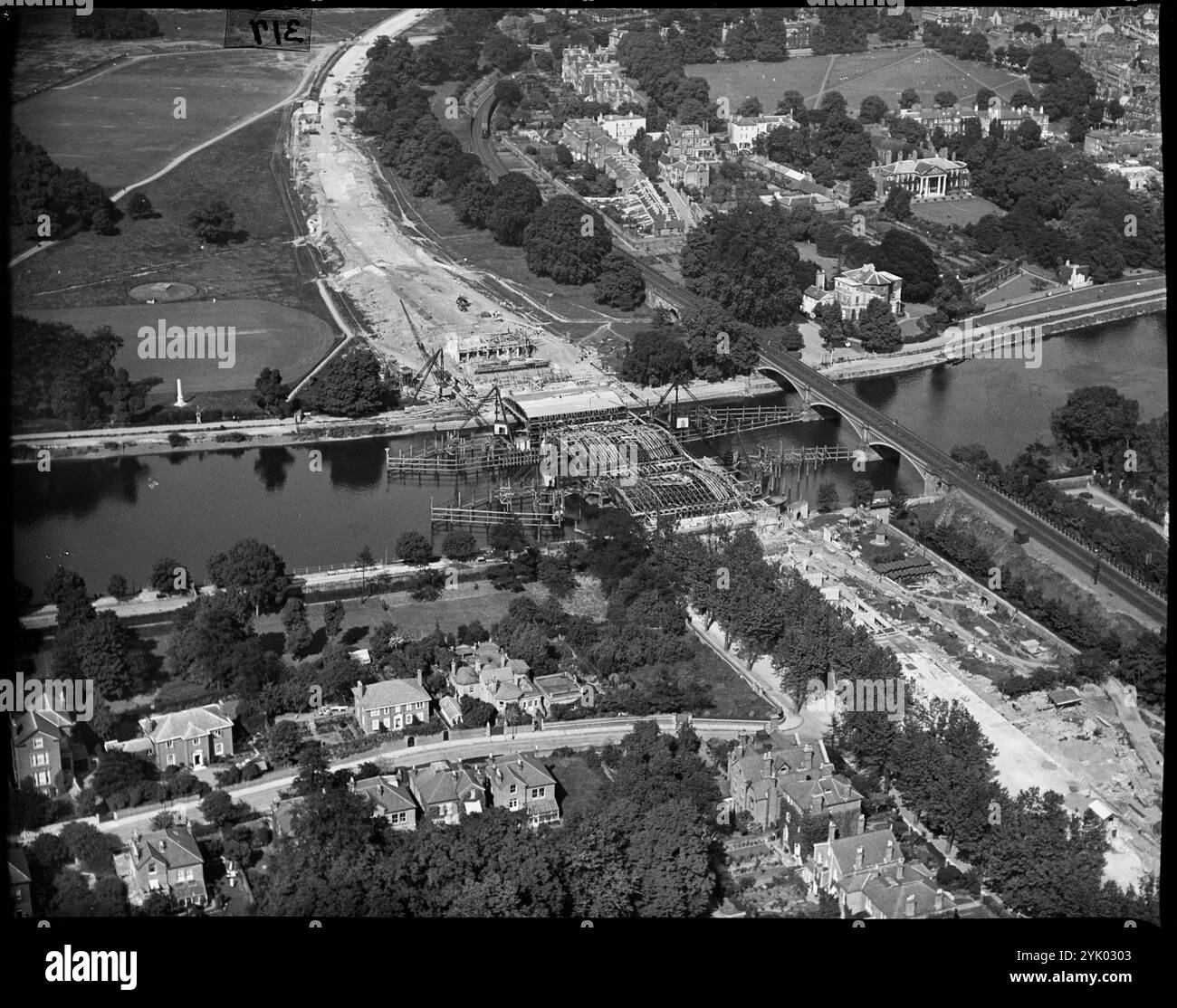 Twickenham Bridge im Bau, Twickenham, Richmond upon Thames, Greater London, 1930er Jahre. Stockfoto