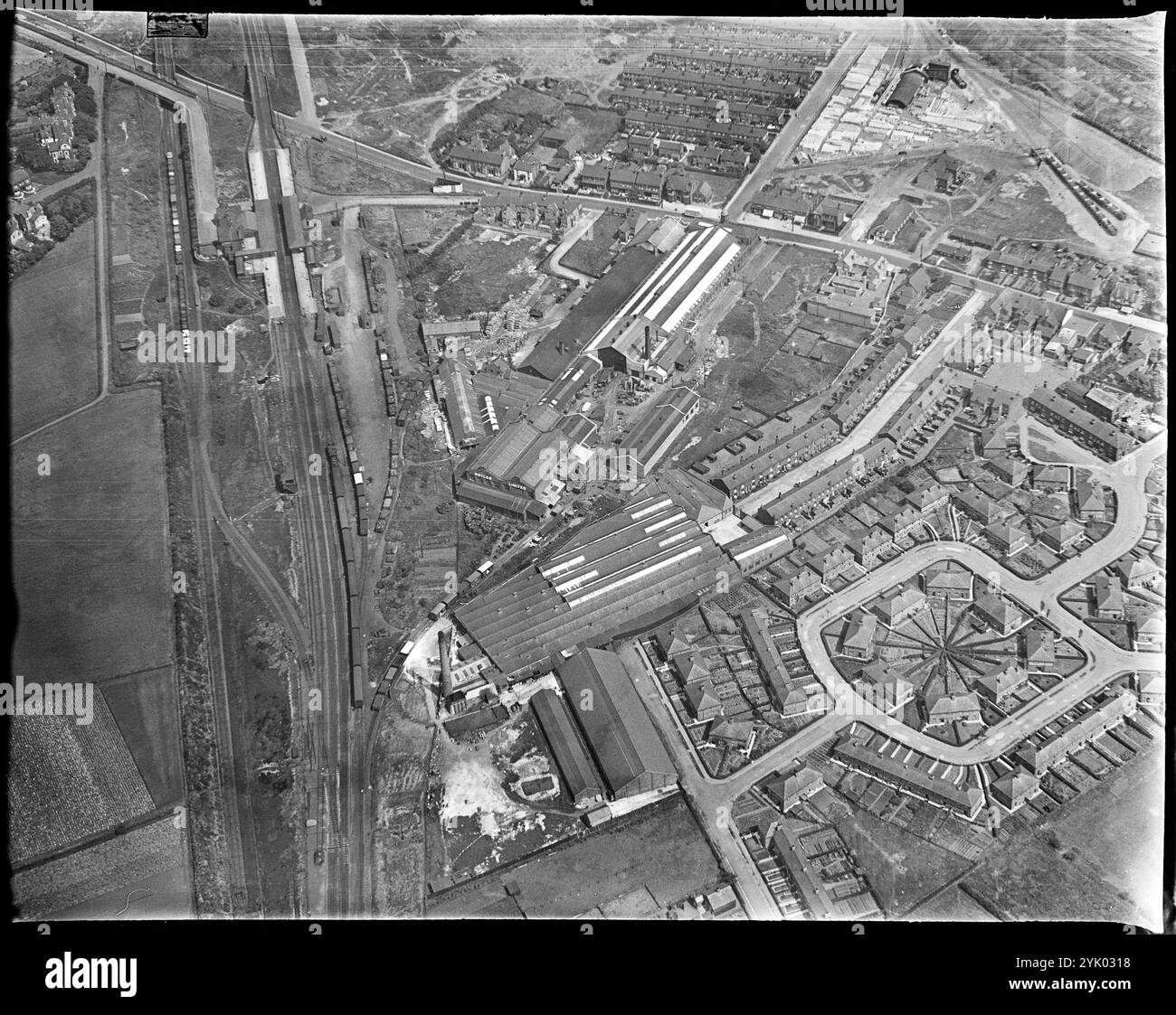 Nelson Drive, The Royles Ltd Engineering Works und Kinder and Co Wallpaper Works, Irlam, Greater Manchester, 1930er Jahre. Stockfoto