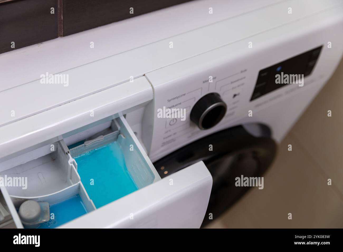 Dies ist eine moderne Waschmaschine mit einer praktischen Waschmittelschublade für eine einfache Verwendung Stockfoto