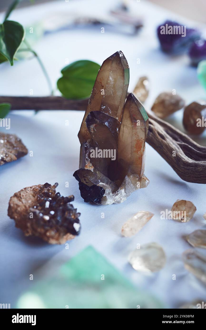 Oben, Tabelle und Kristalle mit natürlichen Mineralien, Objekt und Wiederherstellung mit Glauben. Leer, Geisterstein und Energiestein mit Geologie, Okkult und Magie Stockfoto