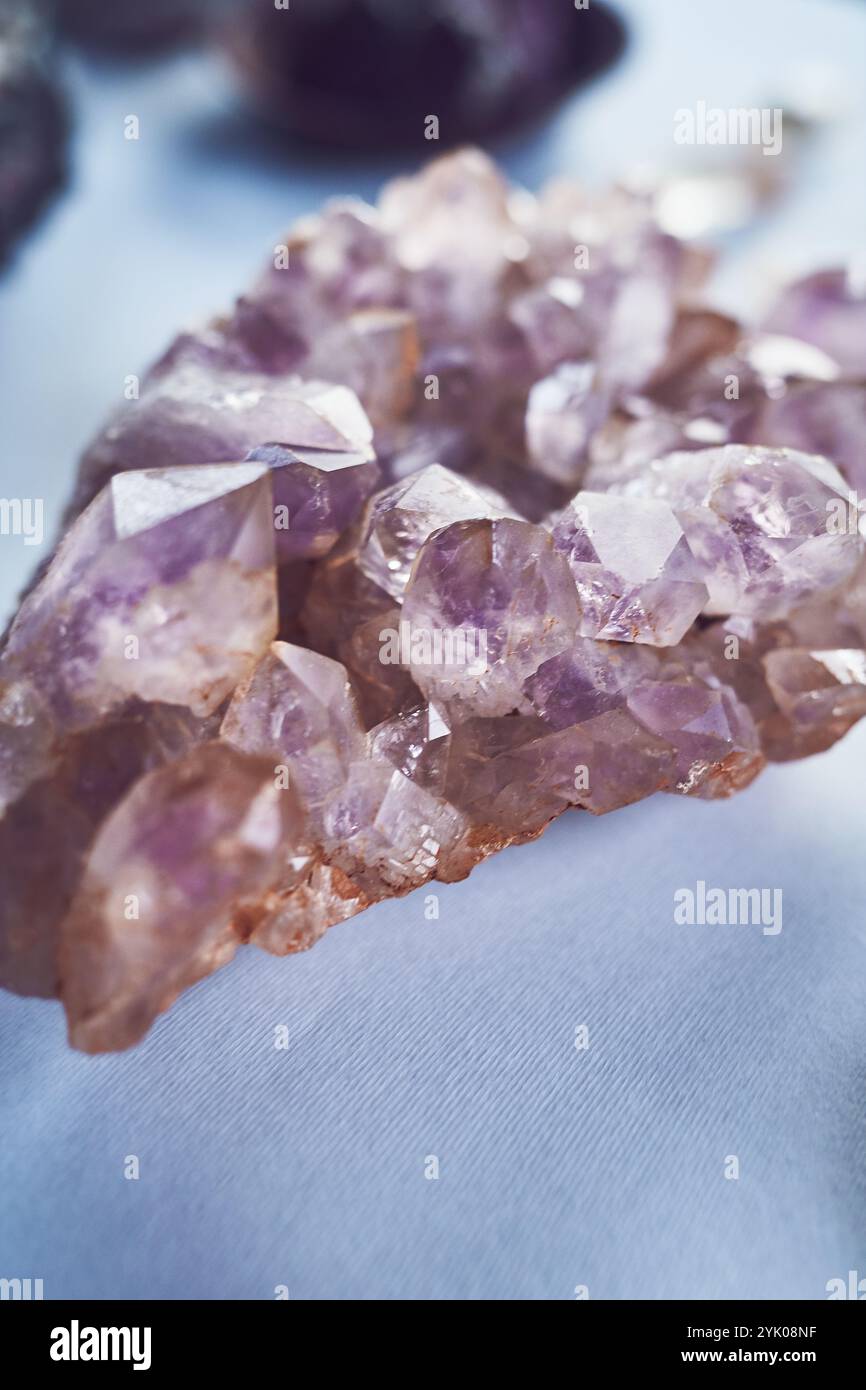 Kristalle, Energie und Steine für spirituelle Praxis, Heilung und Schmuck für Chakra-Reinigung. Felsen, Mineralien und Geologie für Reiki, Meditation und Stockfoto