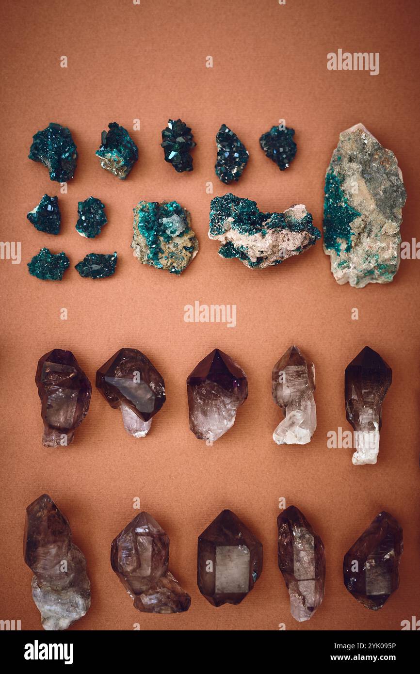 Oben, spirituell und kreativ mit Kristallen im Studio für ganzheitliche Heilung, Ästhetik und Reiki-Energie. Amethyst, Steinmineralien und Chakra mit Juwelen Stockfoto